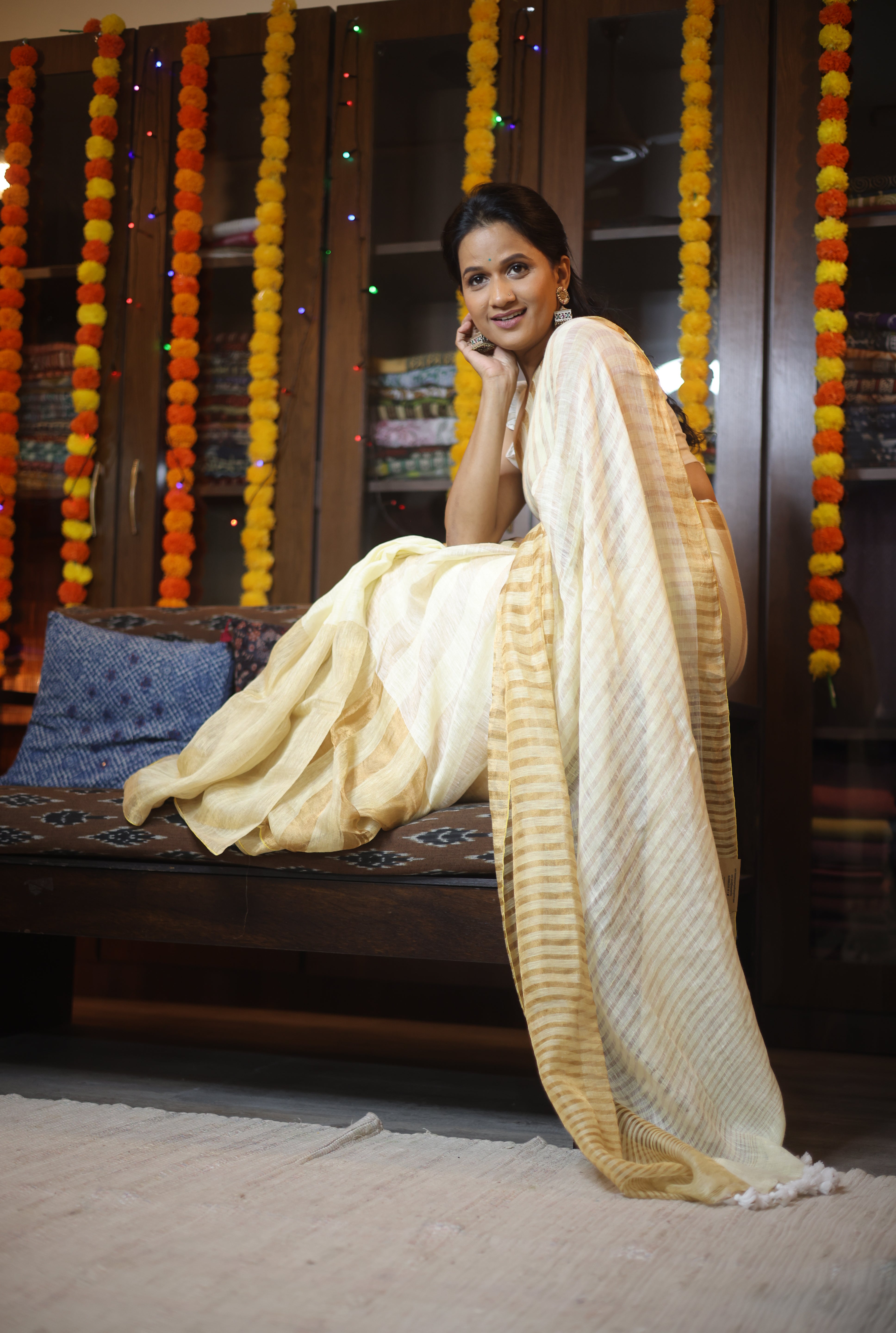 White Plain Linen Saree With White Tassels-SRWPLS146