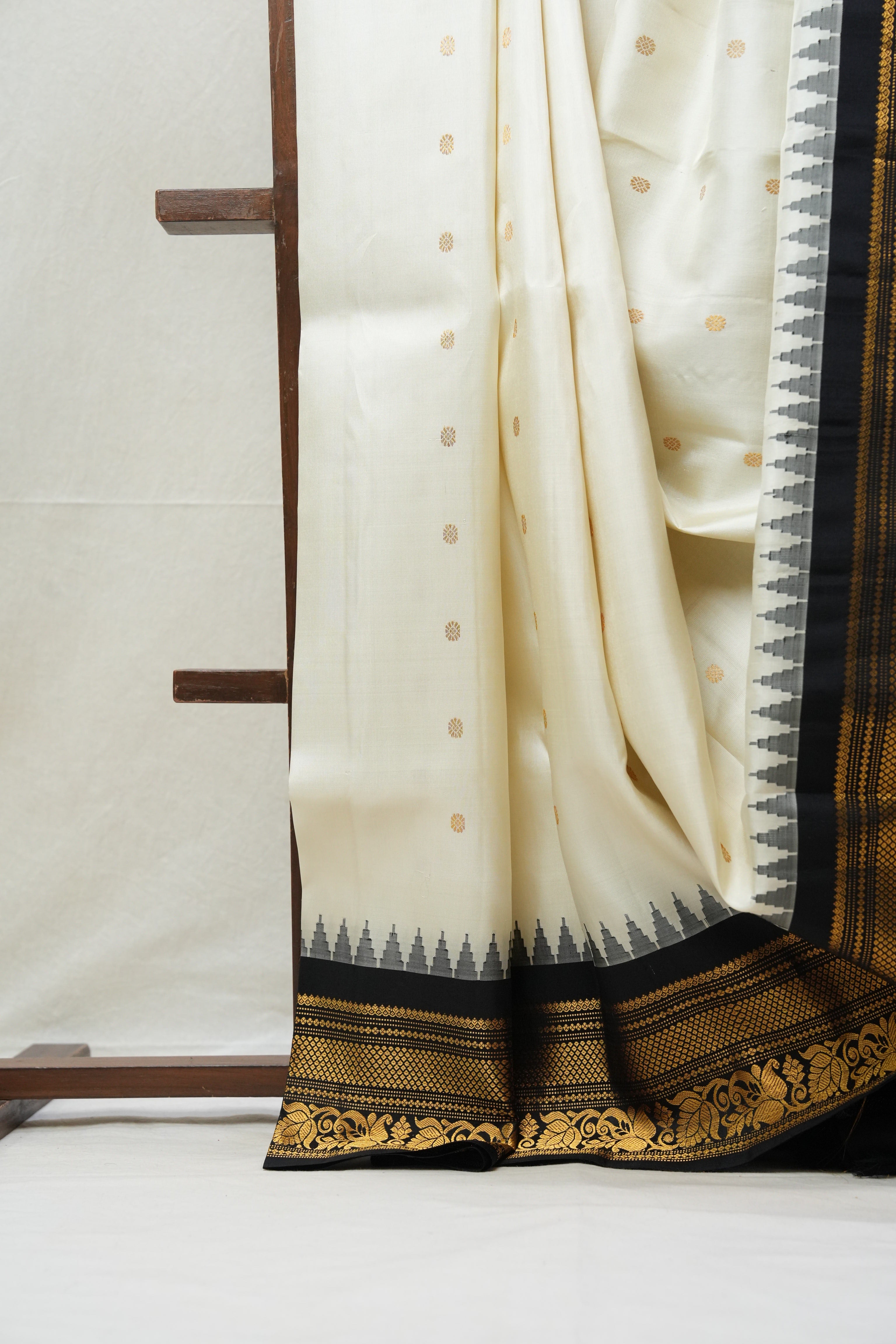 Cream Gadwal Silk Saree - SRCGSS514