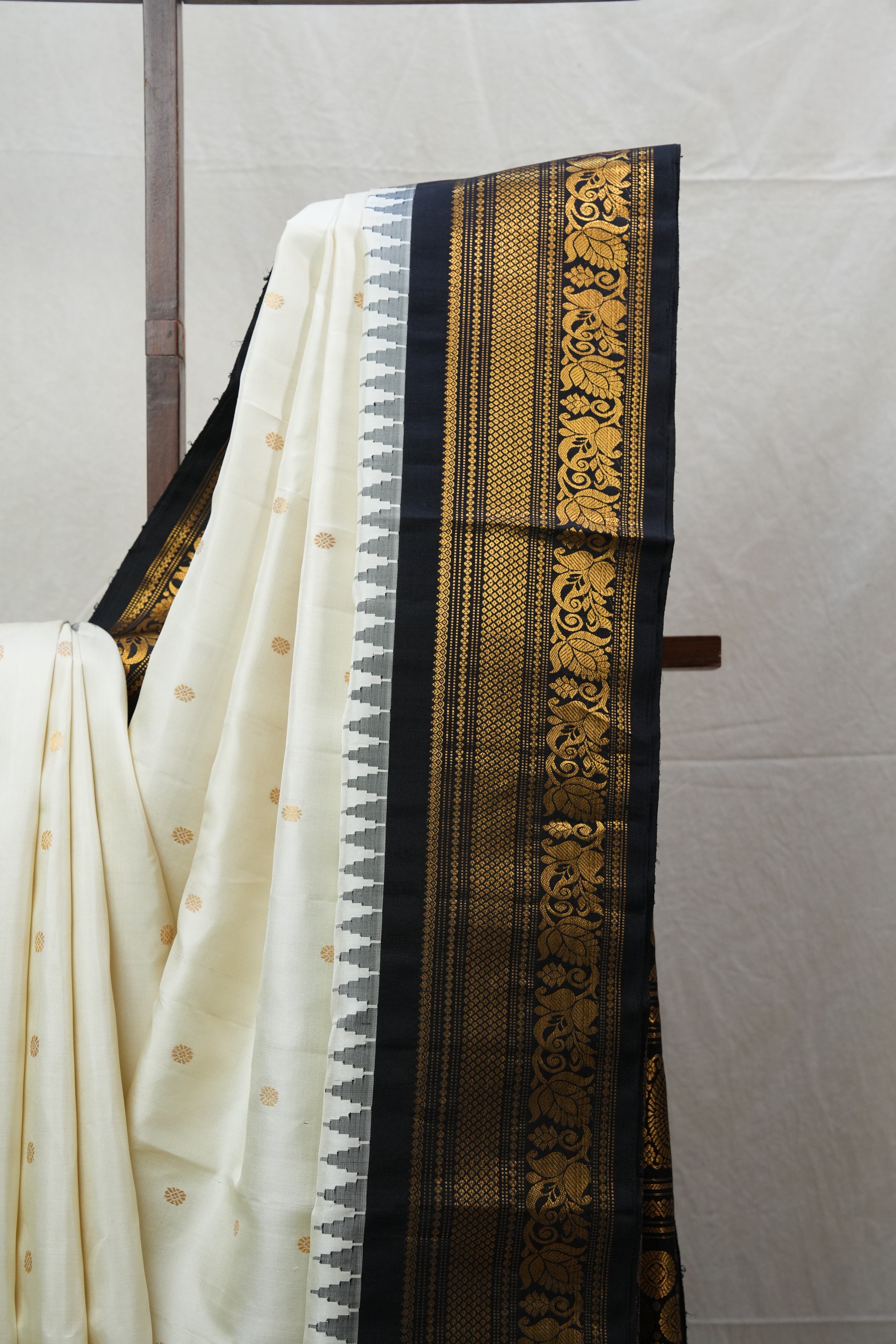 Cream Gadwal Silk Saree - SRCGSS514
