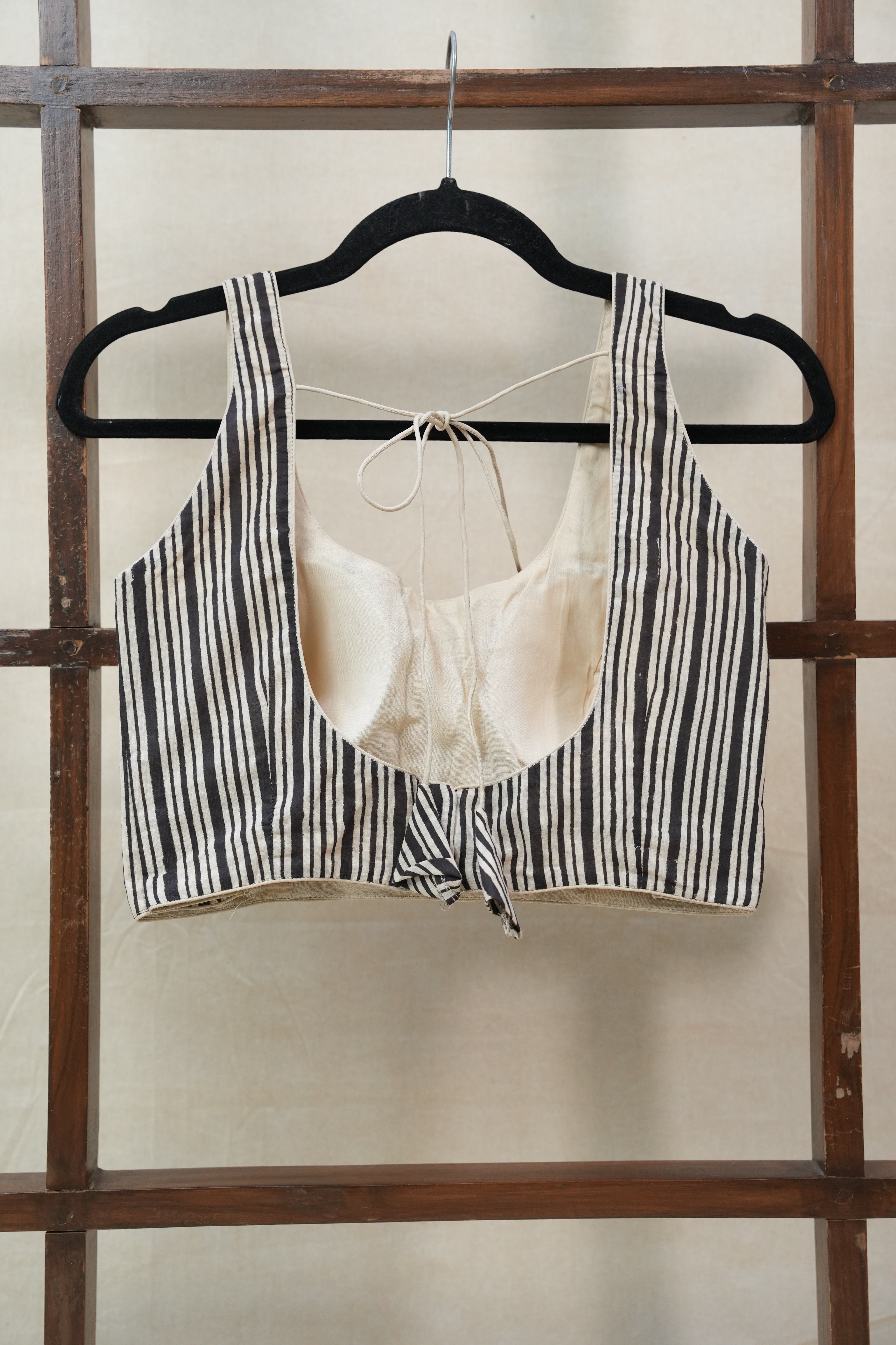 Cream & Black Sleeveless Cotton Round-Neck Blouse - SRCBRNB01