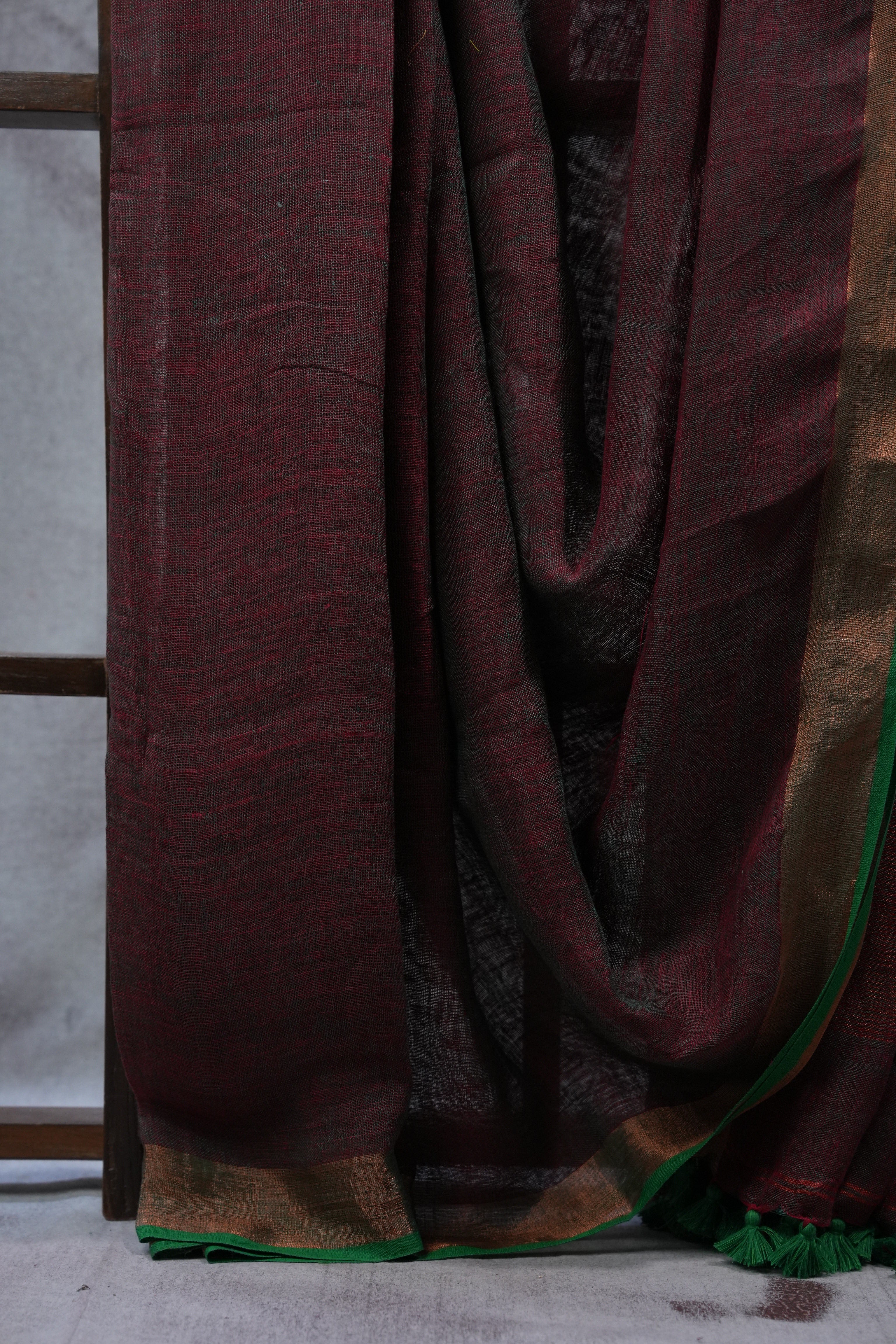 Two Tone Maroon Plain Linen Saree With Tassels - SRTTMPLS258