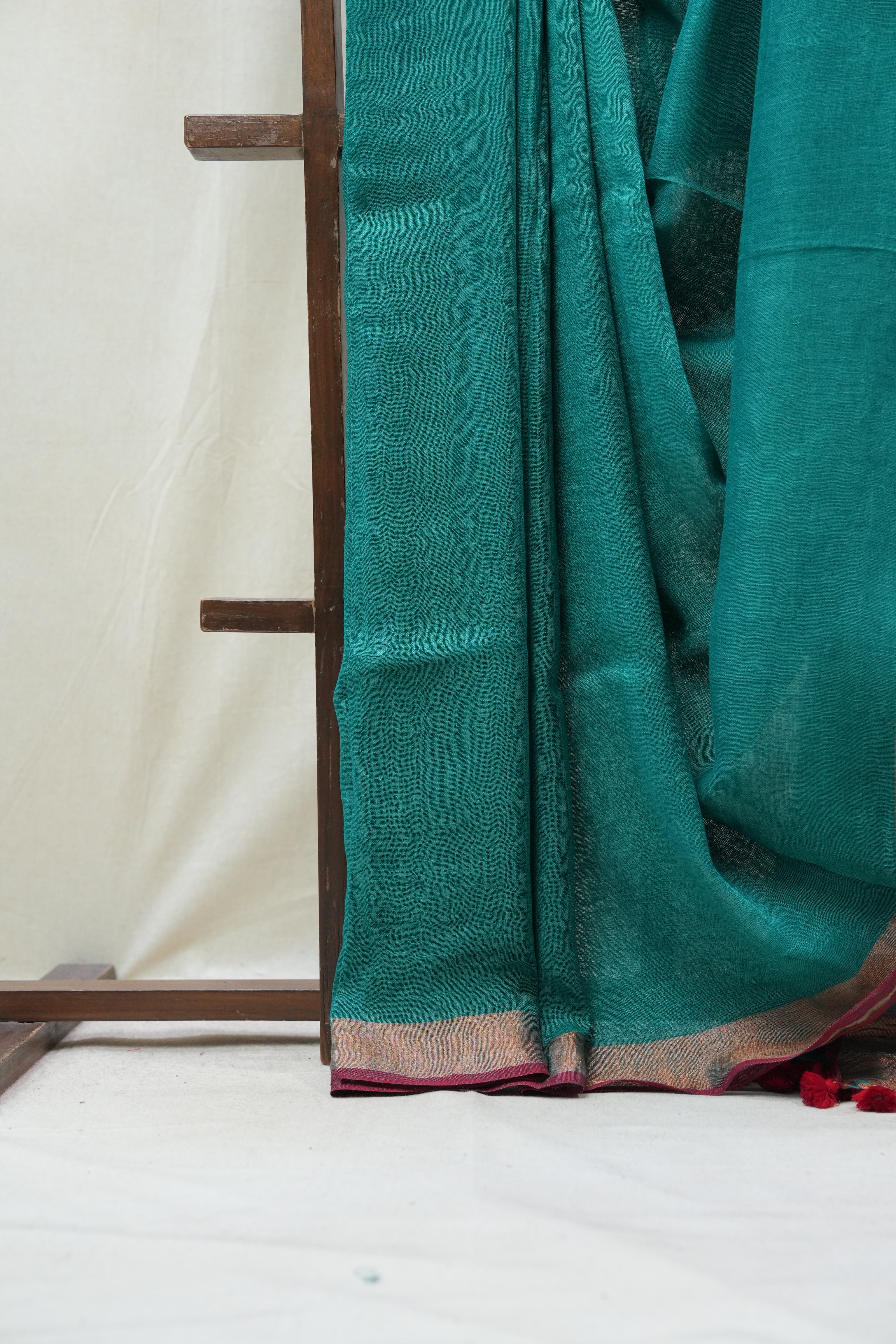 Green Plain Linen Saree With Red Tassels - SRGPLS284