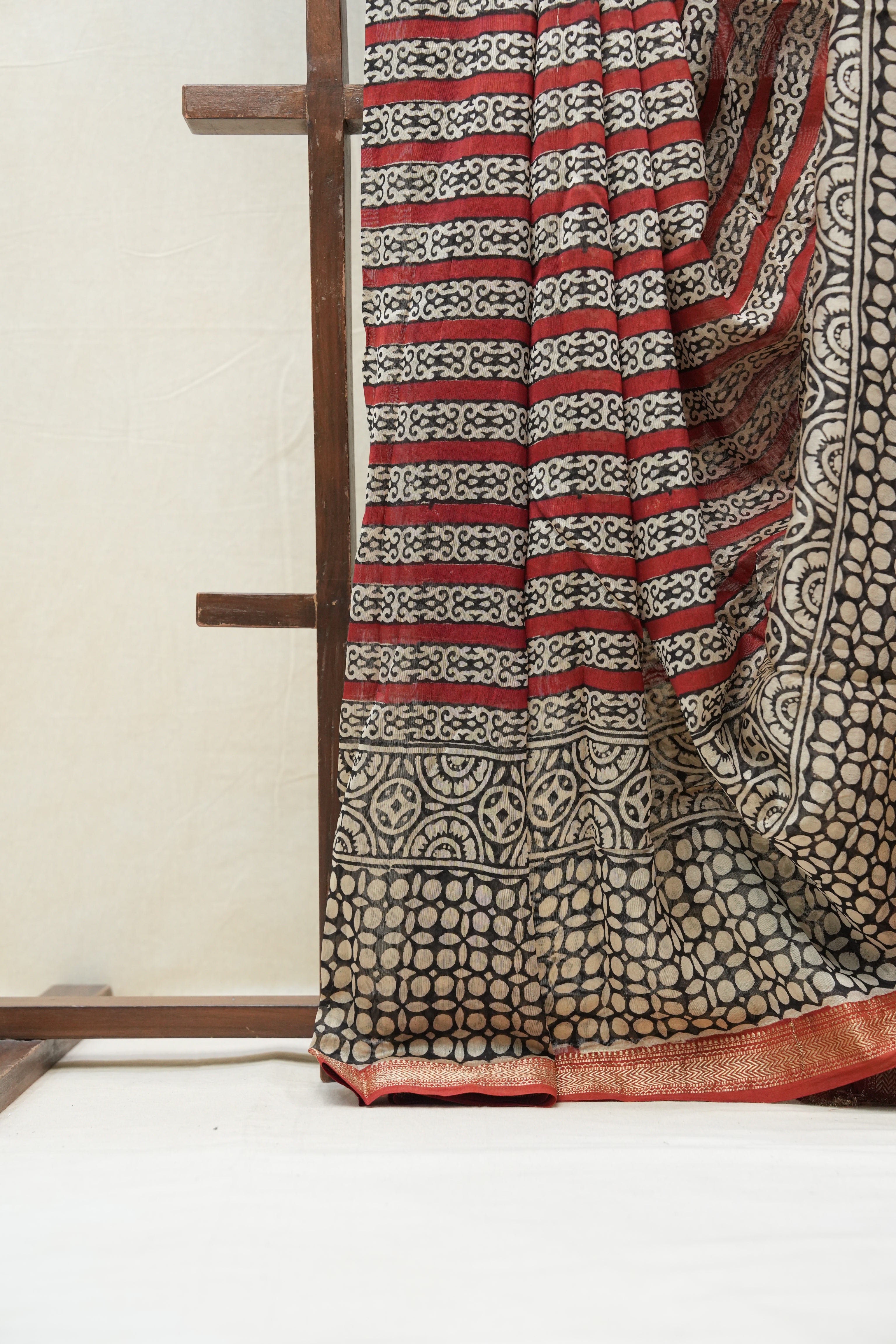 Cream-Black HBP Cotton Silk Saree With Maheshwari Border - SRCBCSS1209