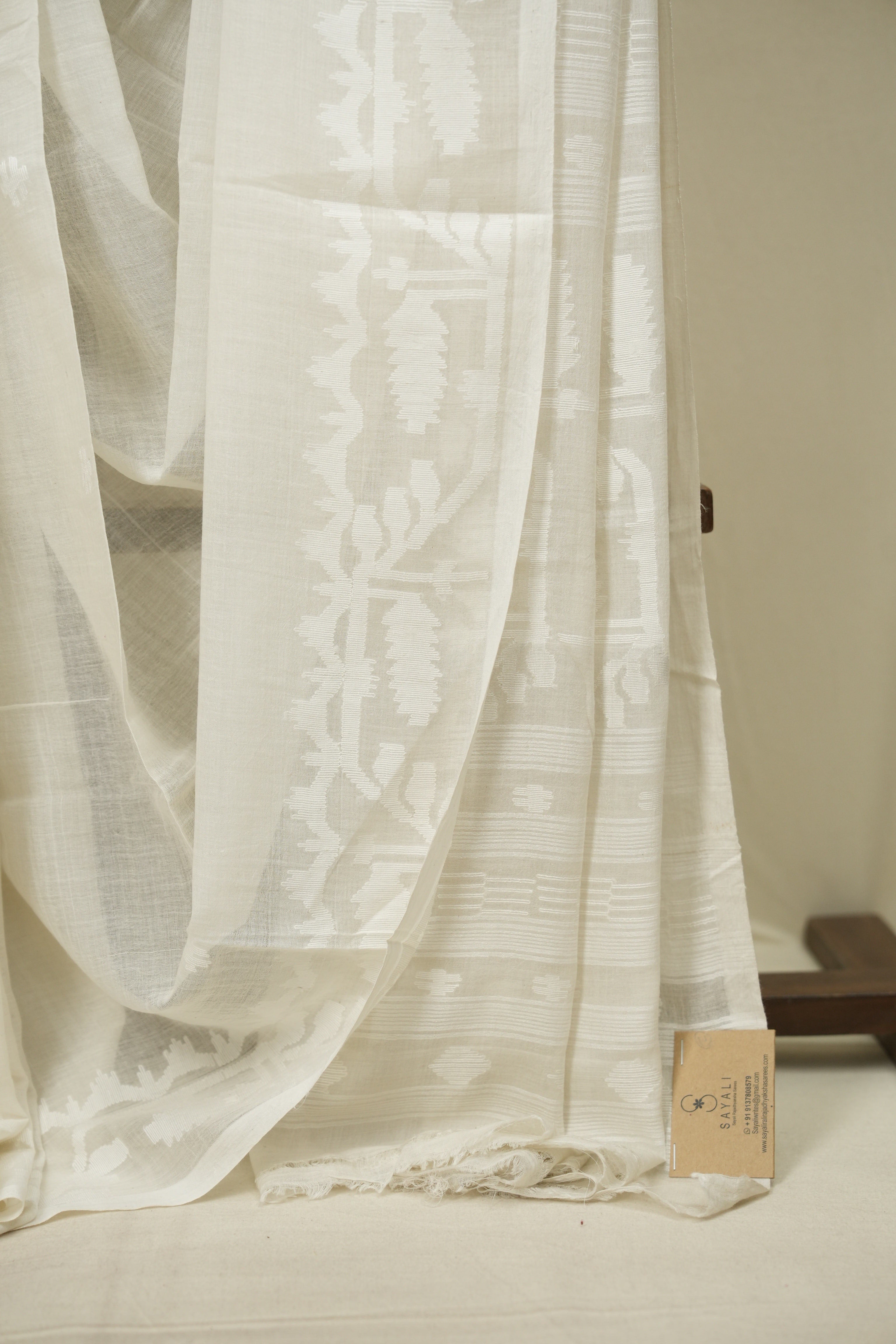 White Bengal Mul Cotton Saree - SRWBMCS080