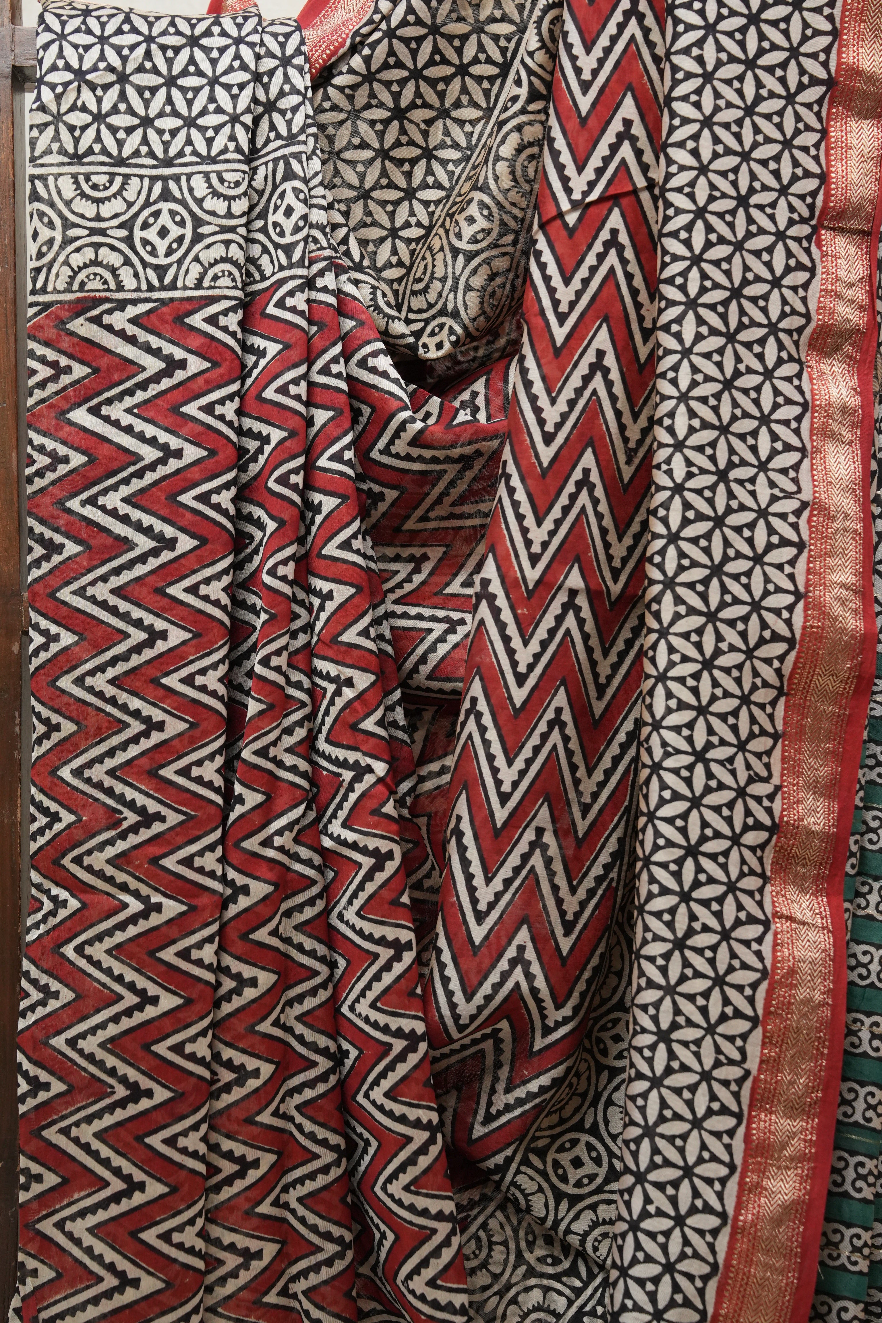 Maroon-Black HBP Cotton Silk Saree With Maheshwari Border - SRMBCSS1221