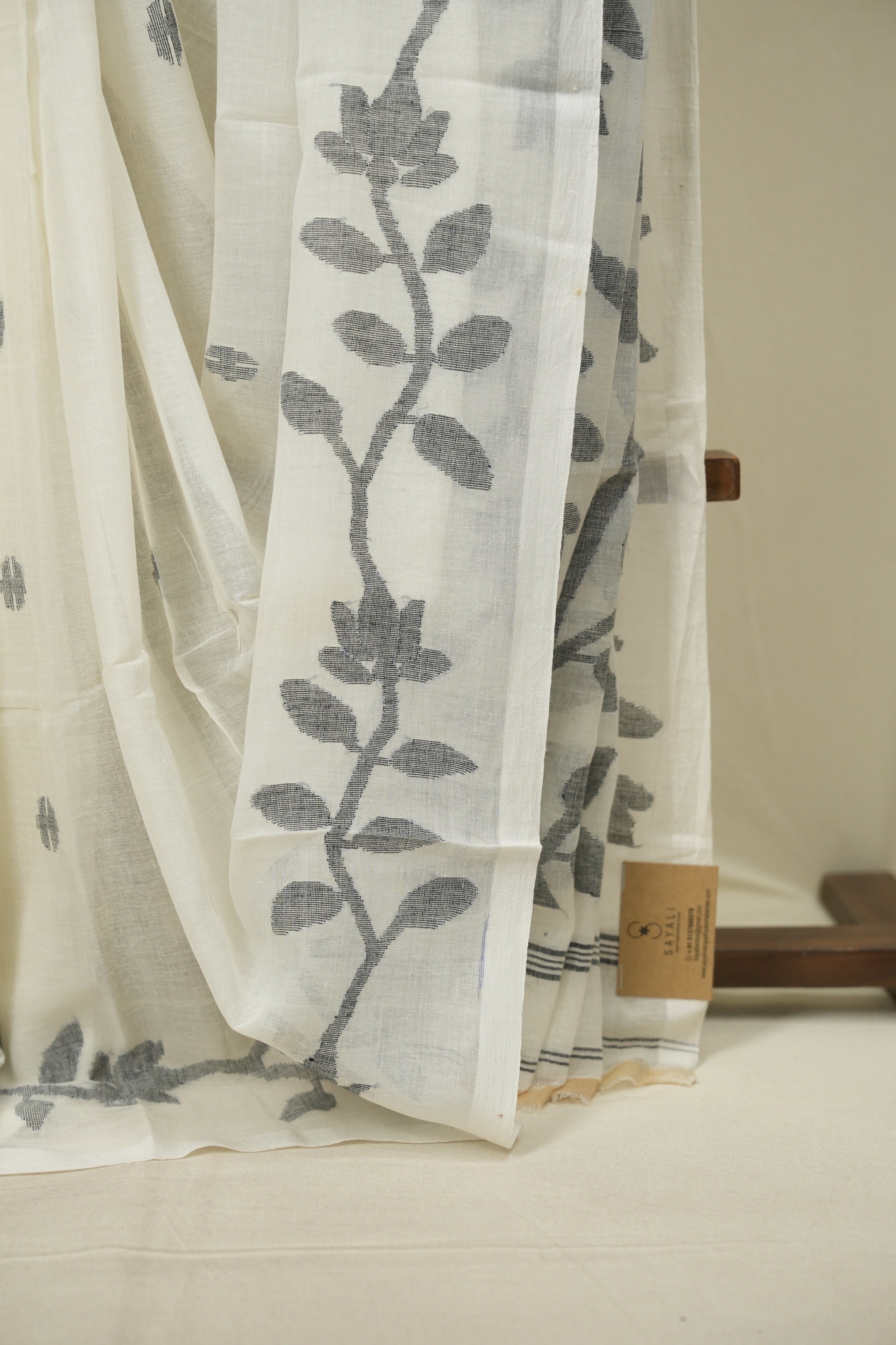 White Bengal Mul Cotton Saree - SRWBMCS087