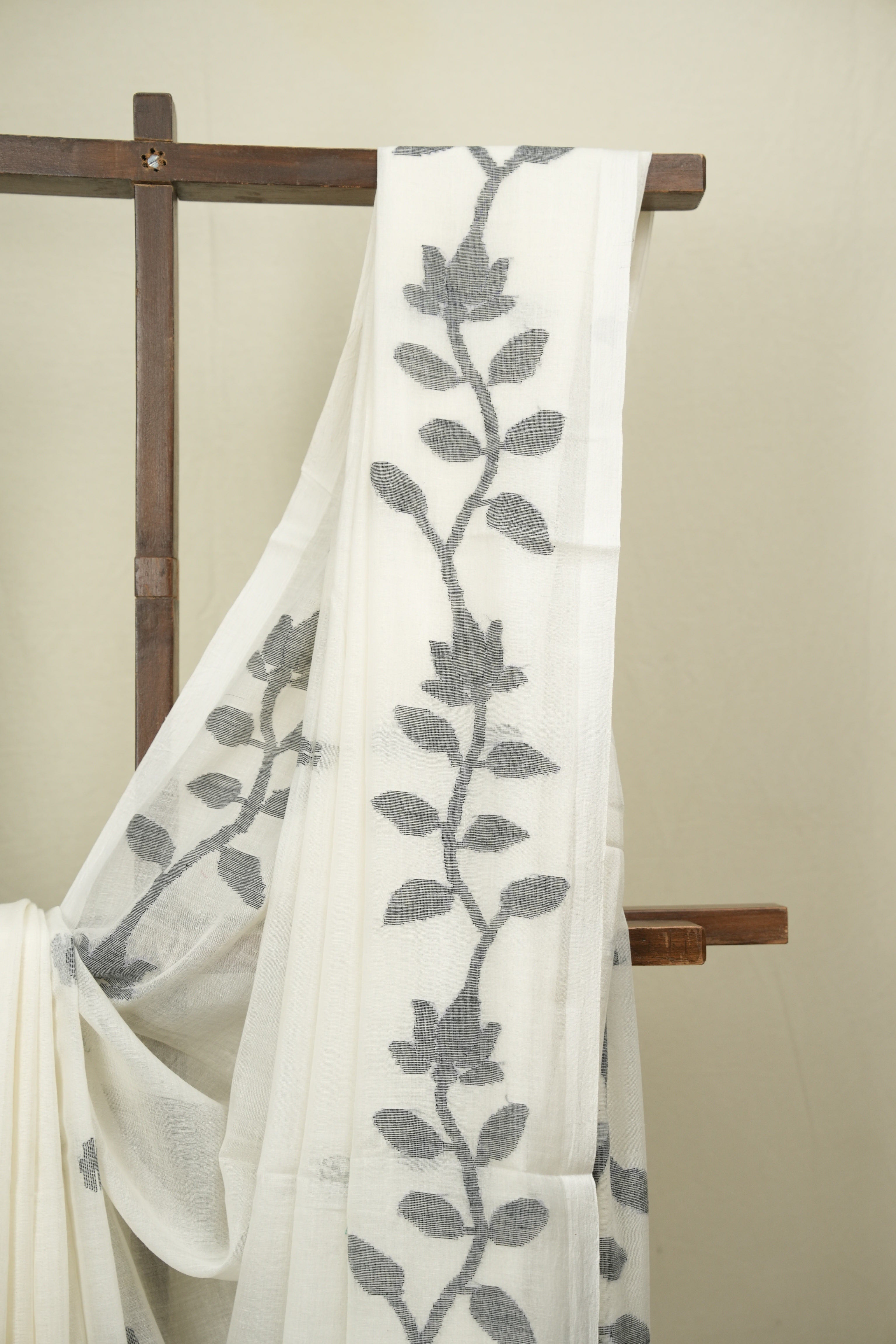 White Bengal Mul Cotton Saree - SRWBMCS087