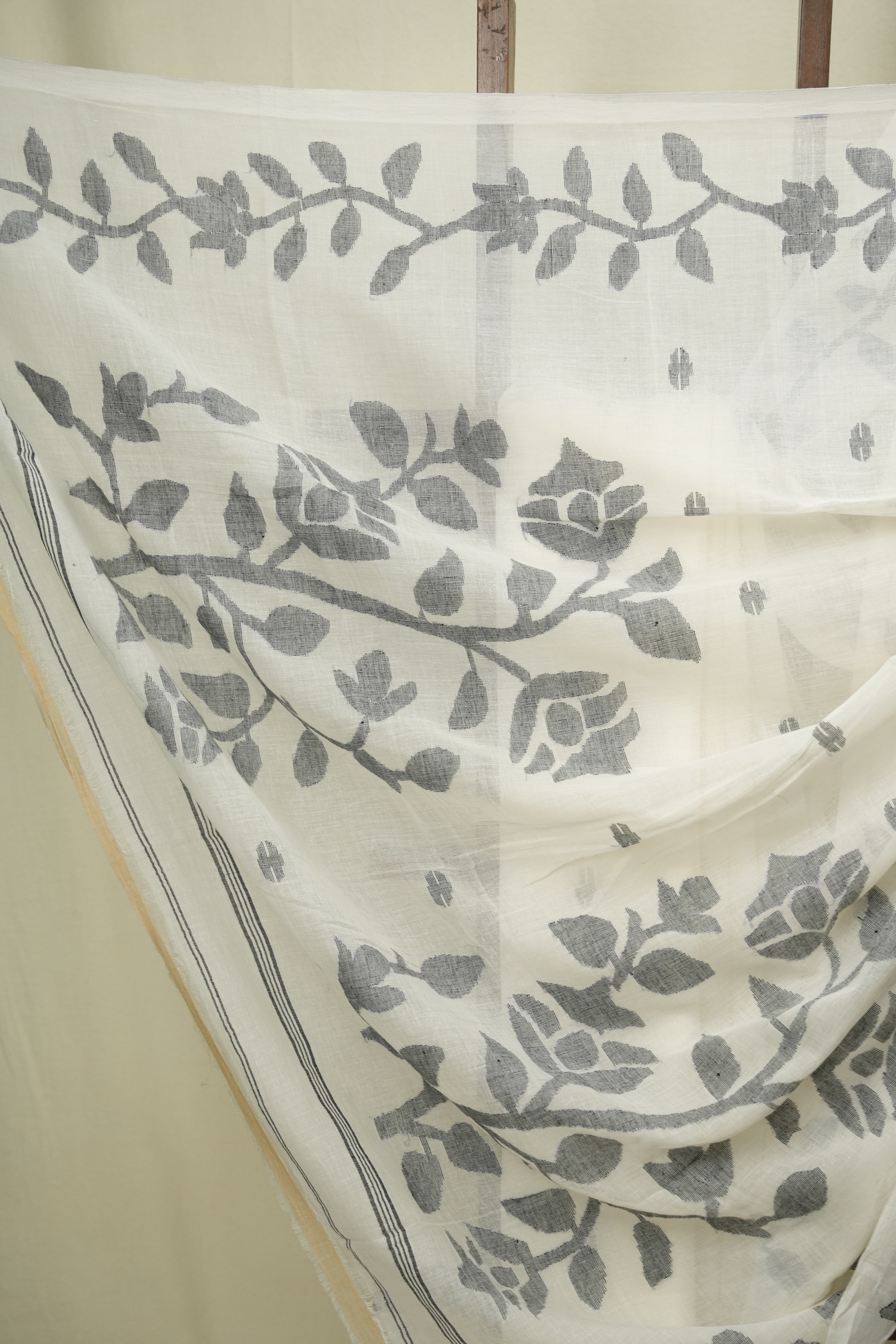 White Bengal Mul Cotton Saree - SRWBMCS087