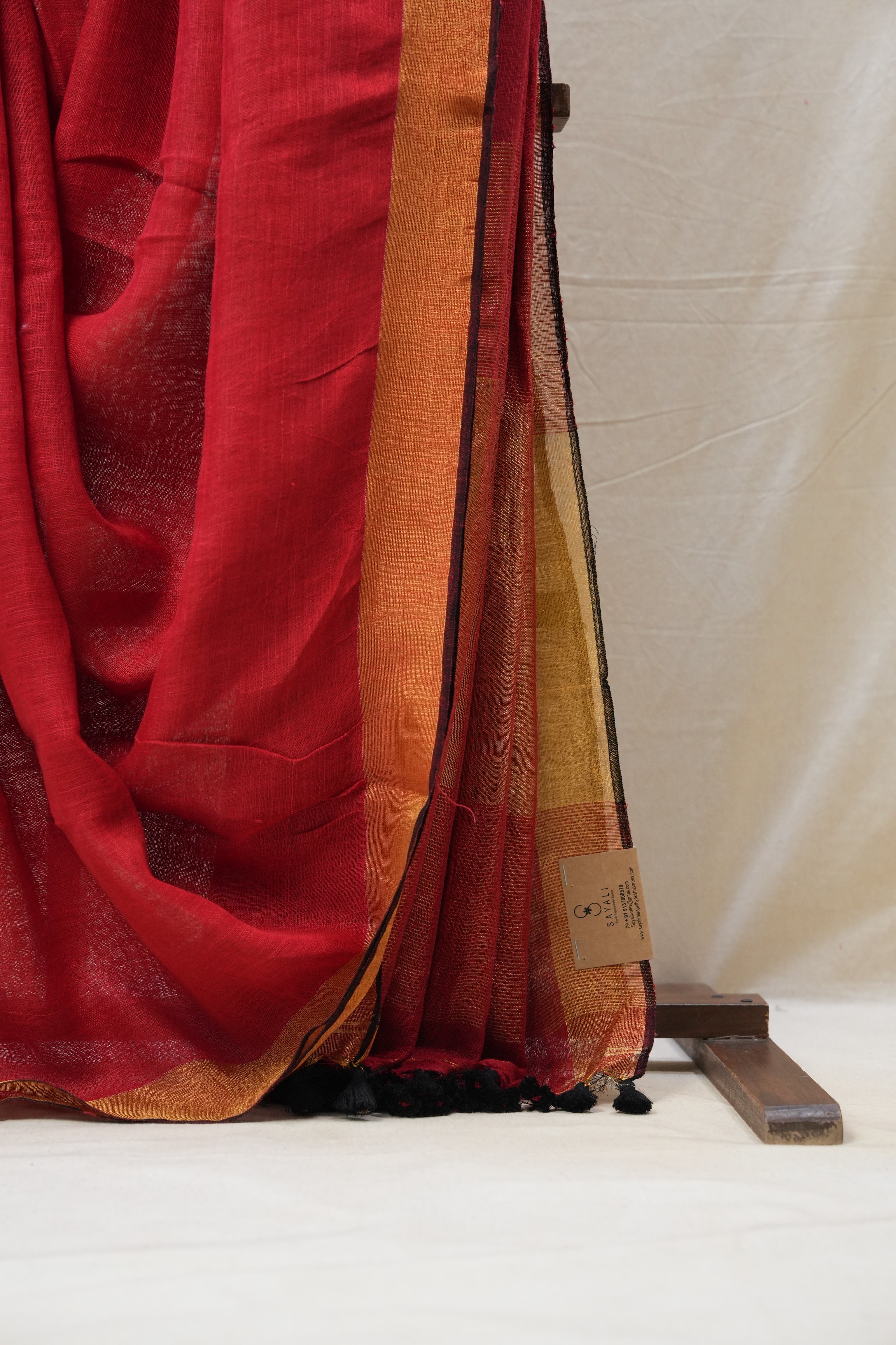 Red Plain Linen Saree With Tassels - SRRPLS265