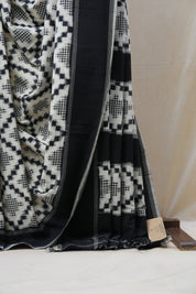 White Pochampalli Cotton Ikat Saree - SRWPCIS503