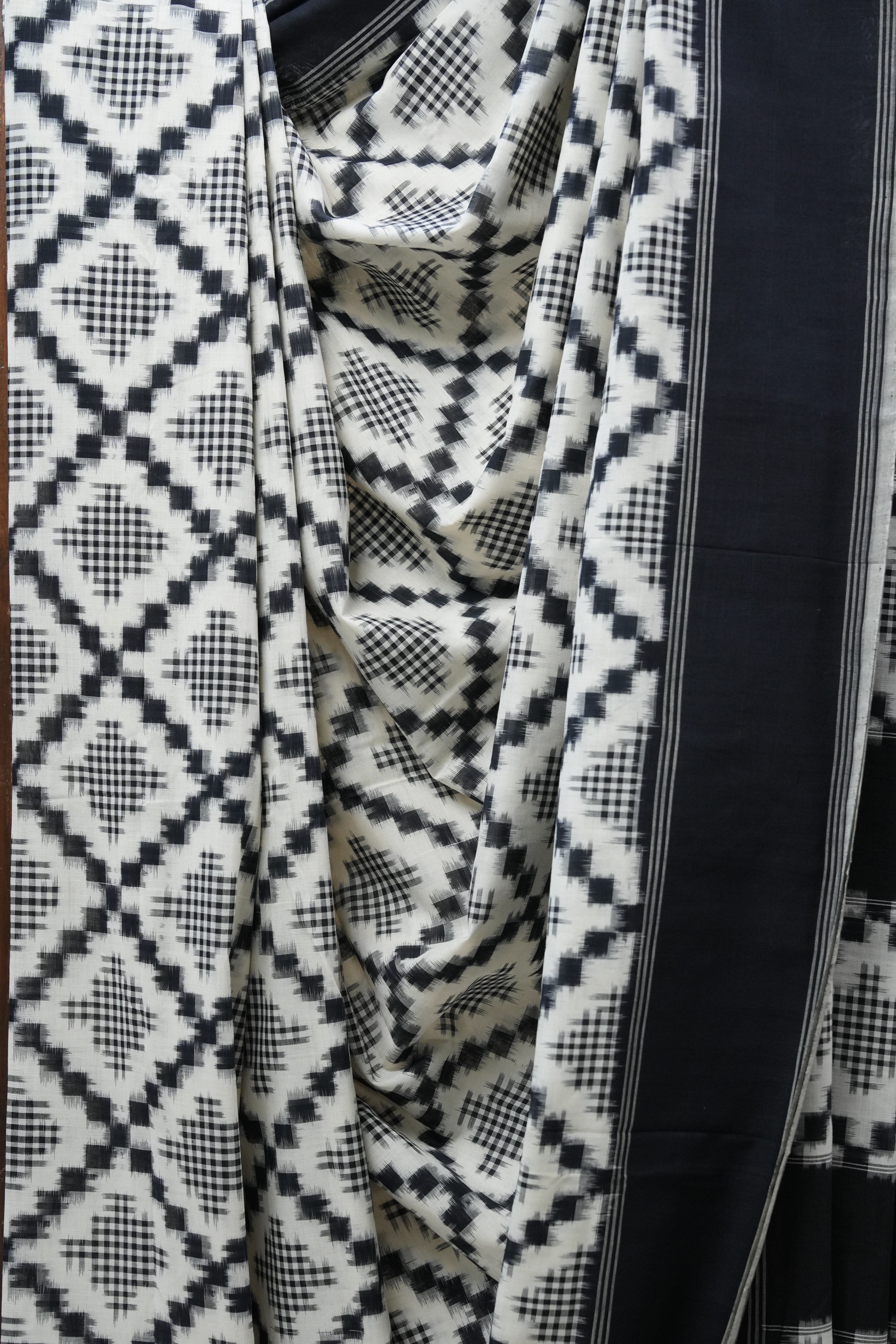 White Pochampalli Cotton Ikat Saree - SRWPCIS503