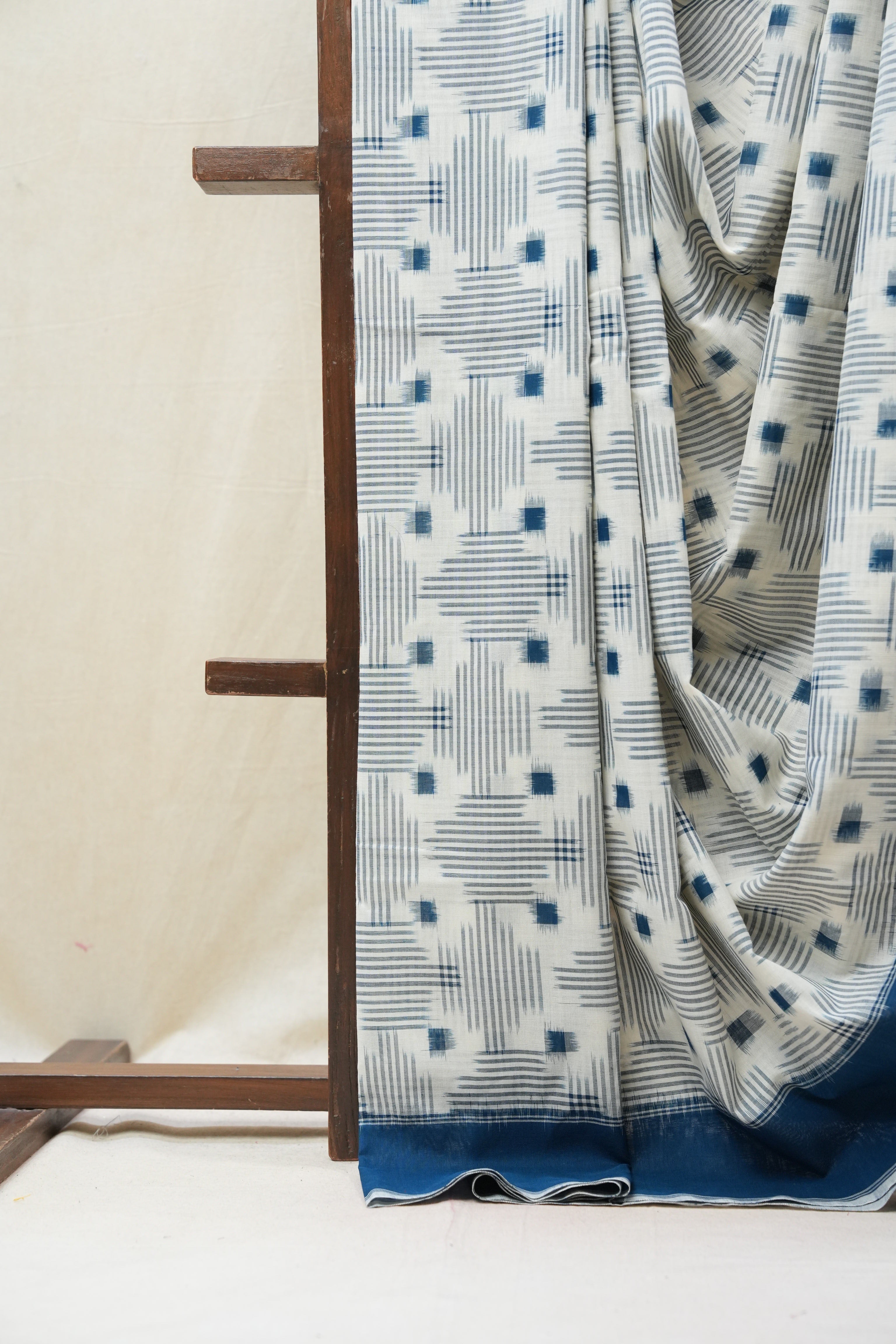 White Pochampalli Cotton Ikat Saree - SRWPCIS502