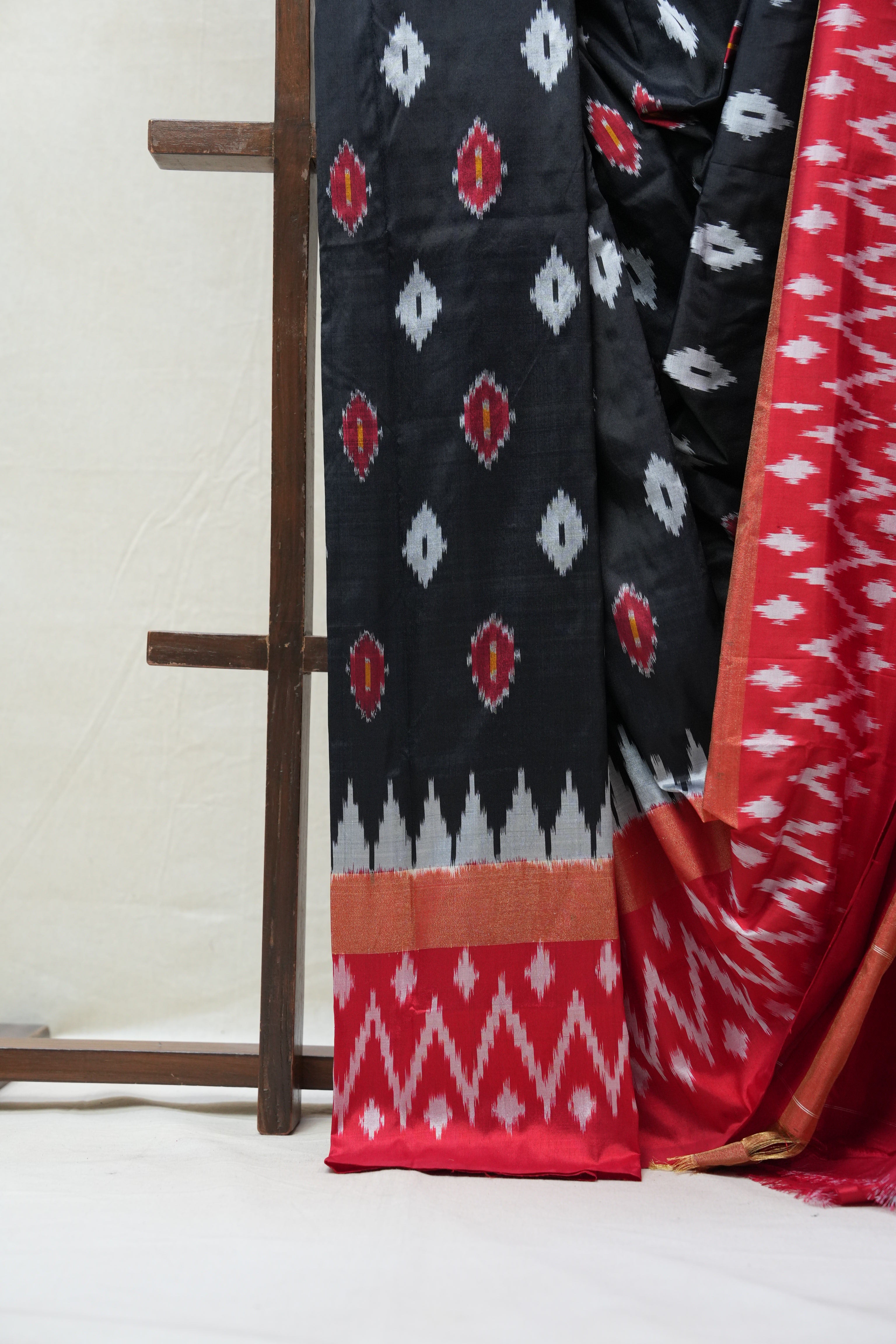 Black Pochampalli Silk Ikat Saree-SRBPSIS144