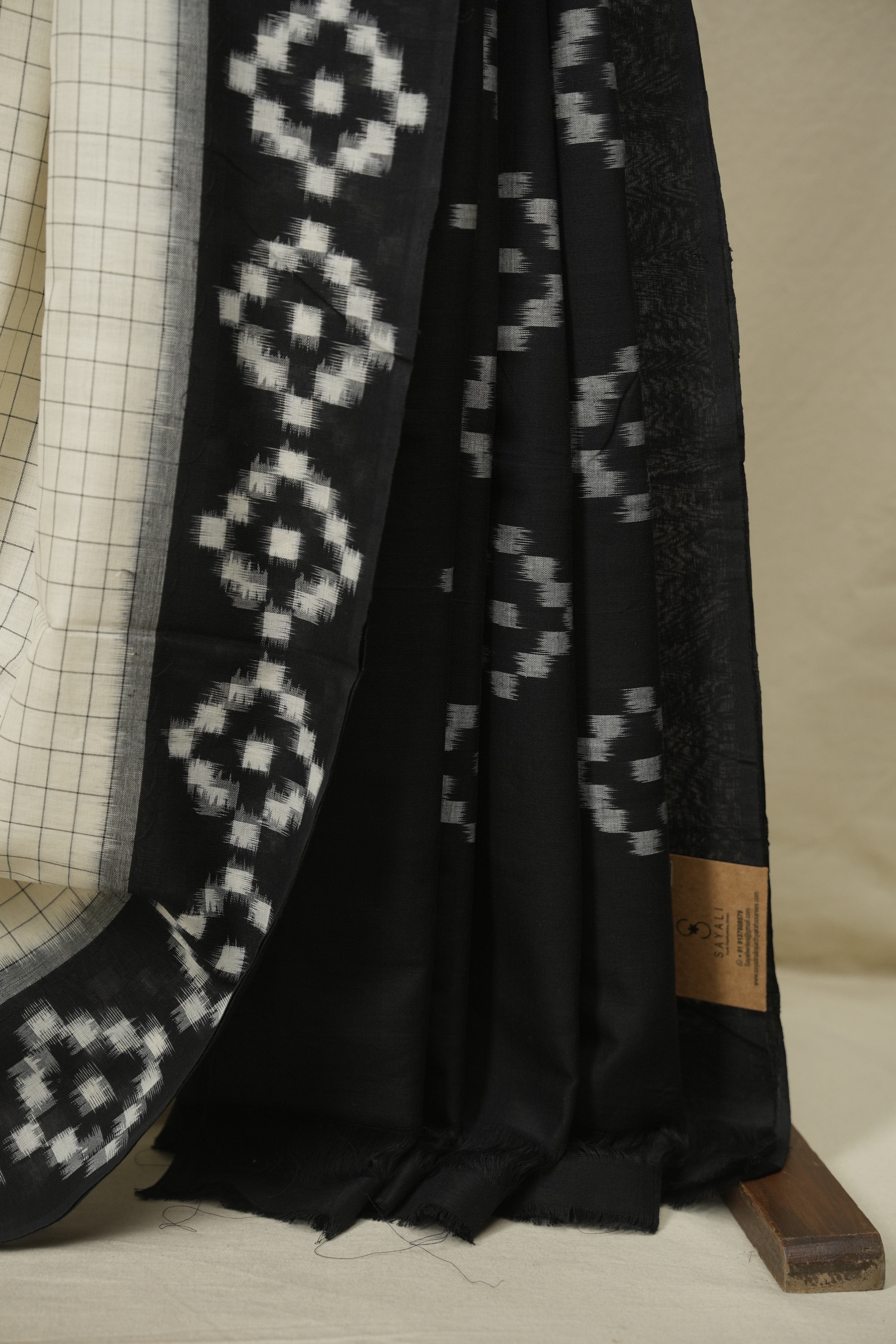 White Pochampalli Cotton Ikat Saree - SRWPCIS751
