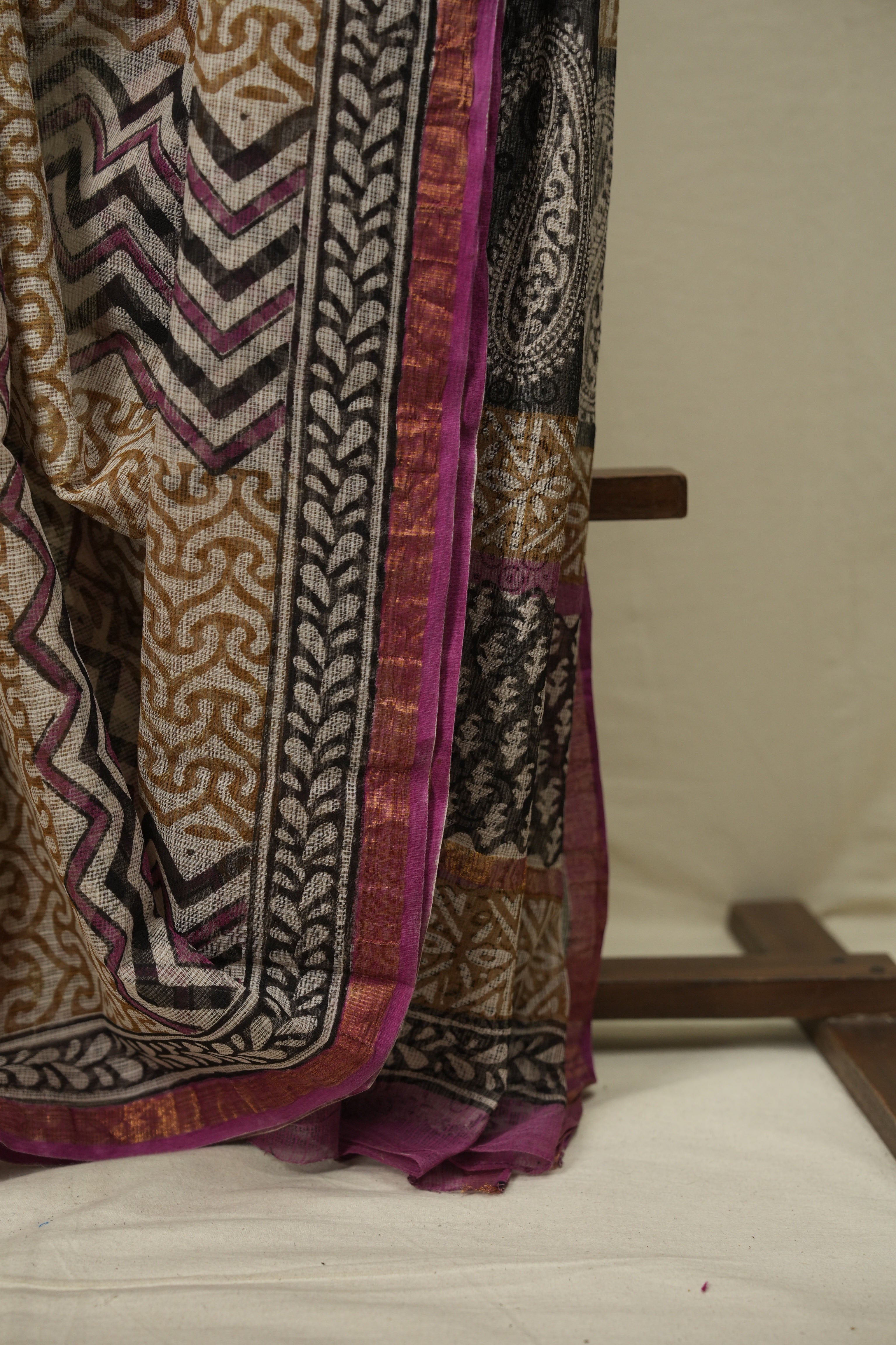 Off-White Kota Doria Saree - SROWKDS289