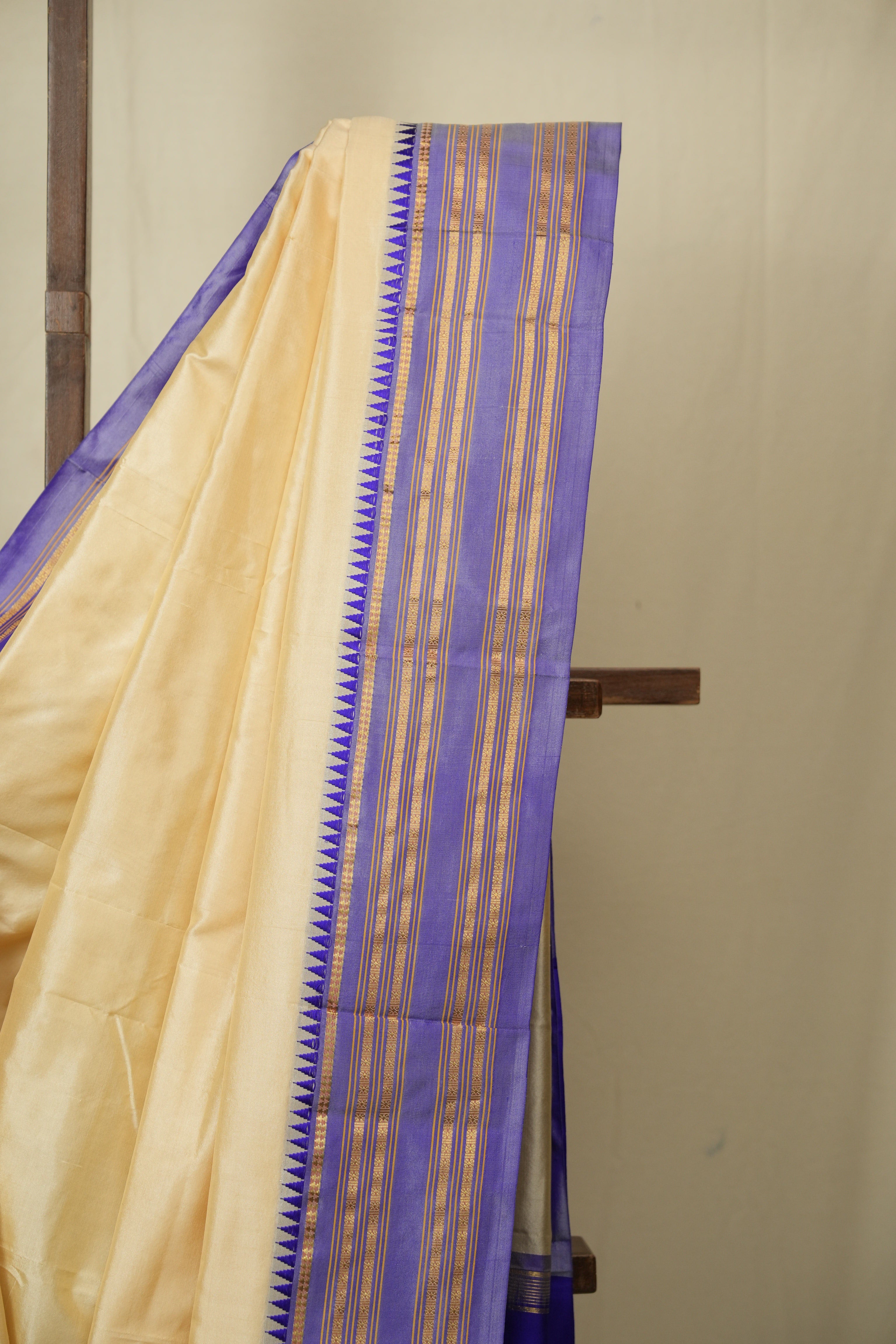 Off White Narayan Peth Silk Saree - SROWNPSS09