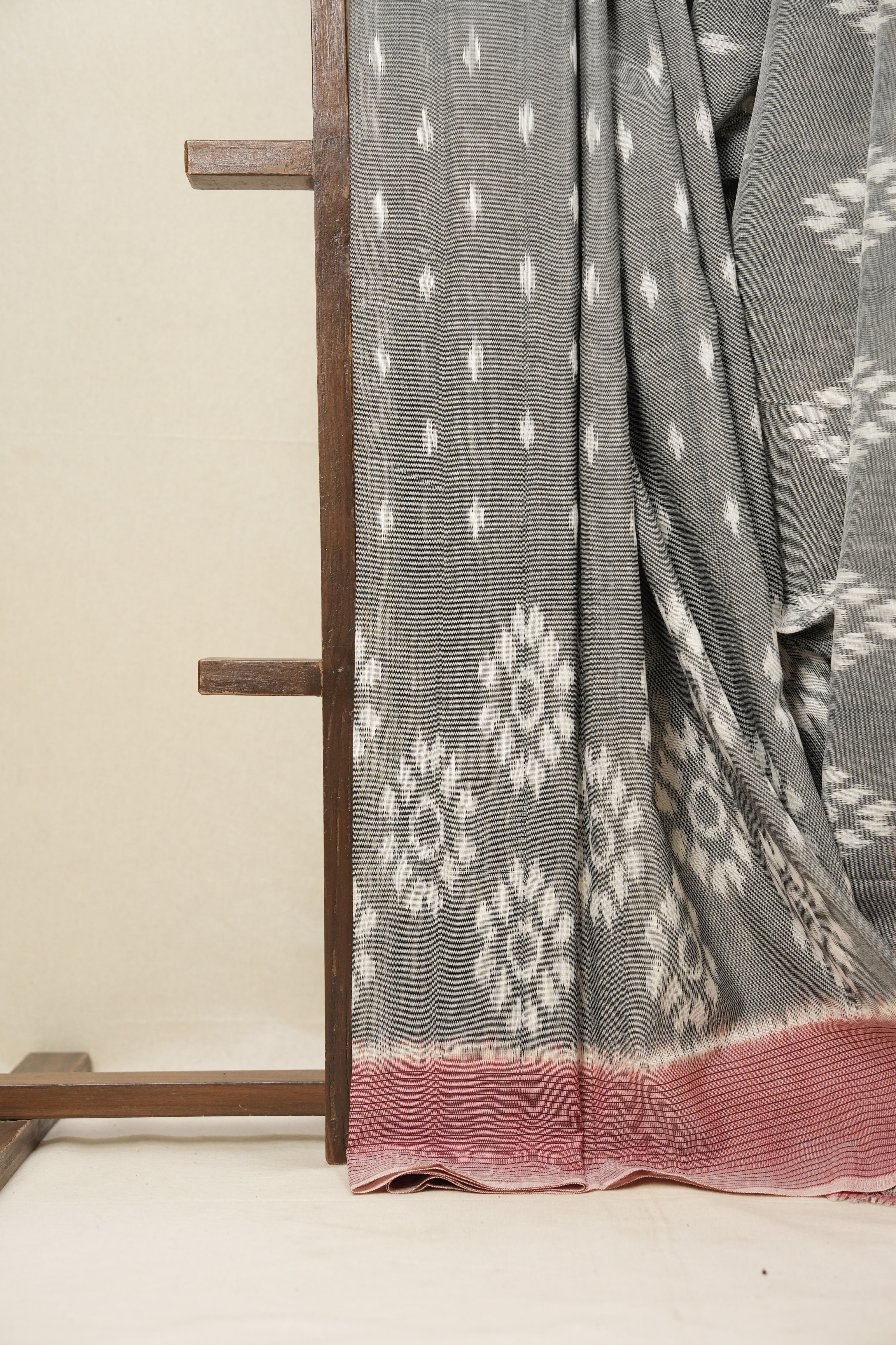 Grey White Pochampalli Cotton Ikat Saree - SRGWPCIS551