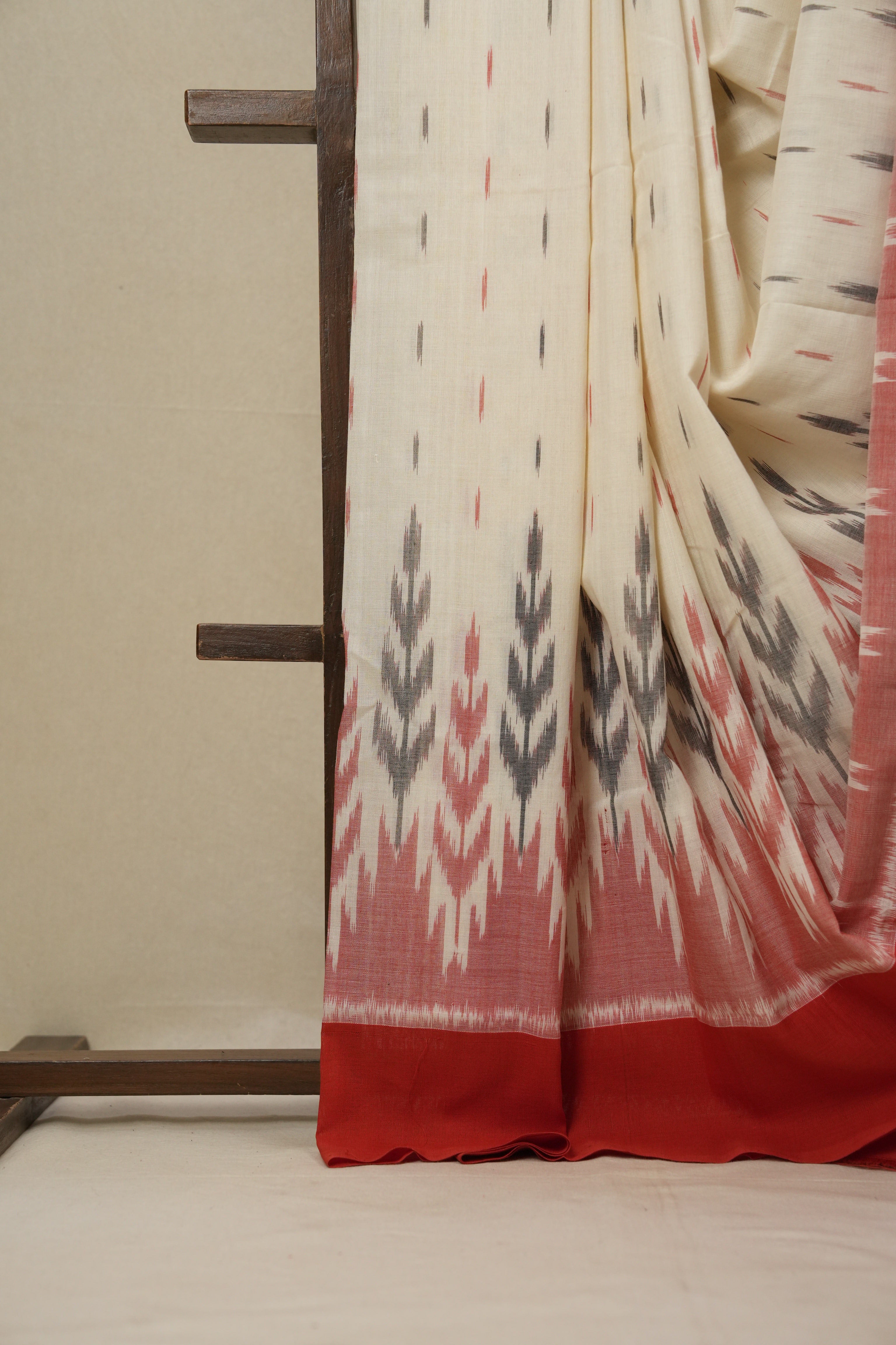 White Pochampalli Cotton Ikat Saree - SRWPCIS549