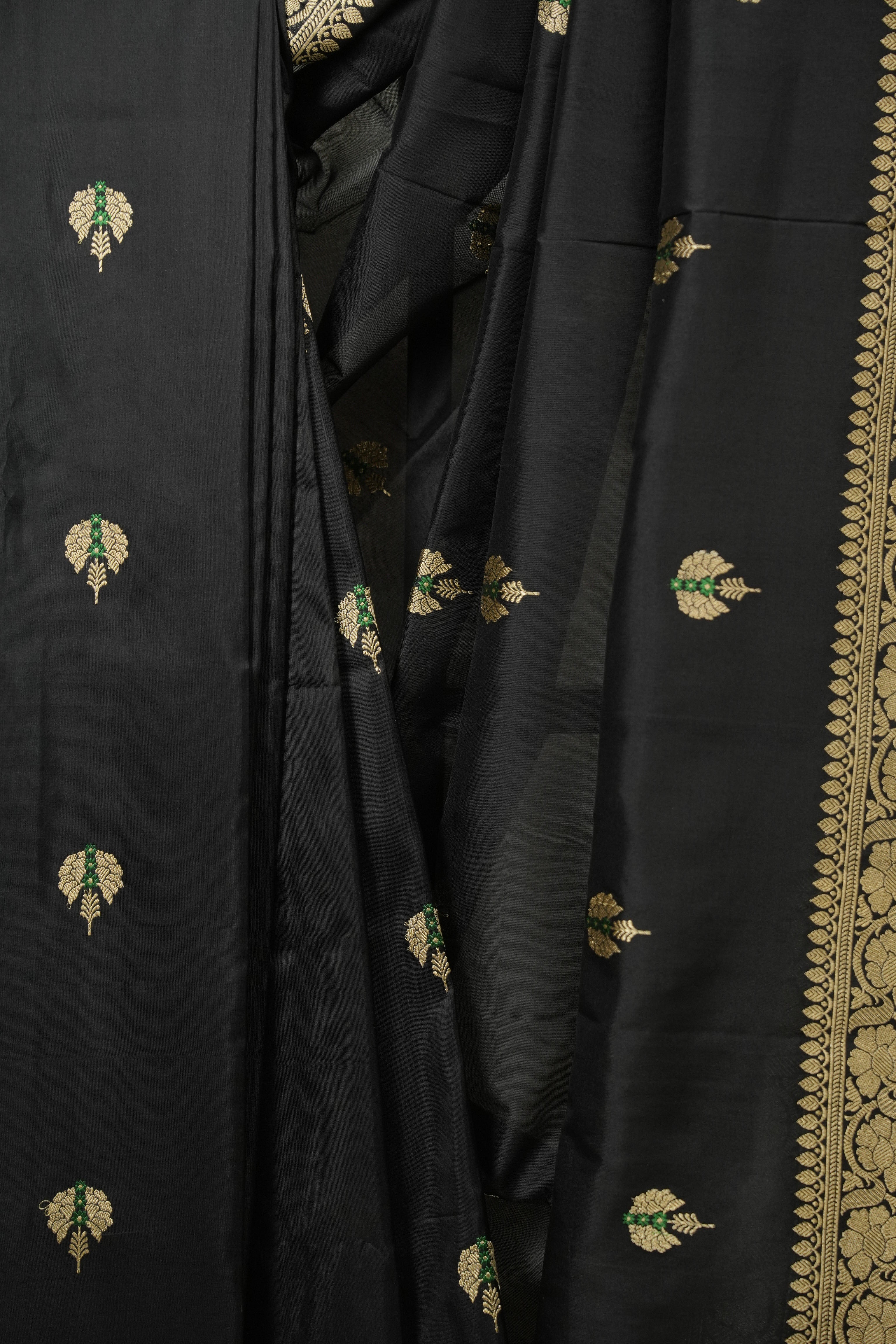 Black Banarasi Silk Saree - SRBBSS976