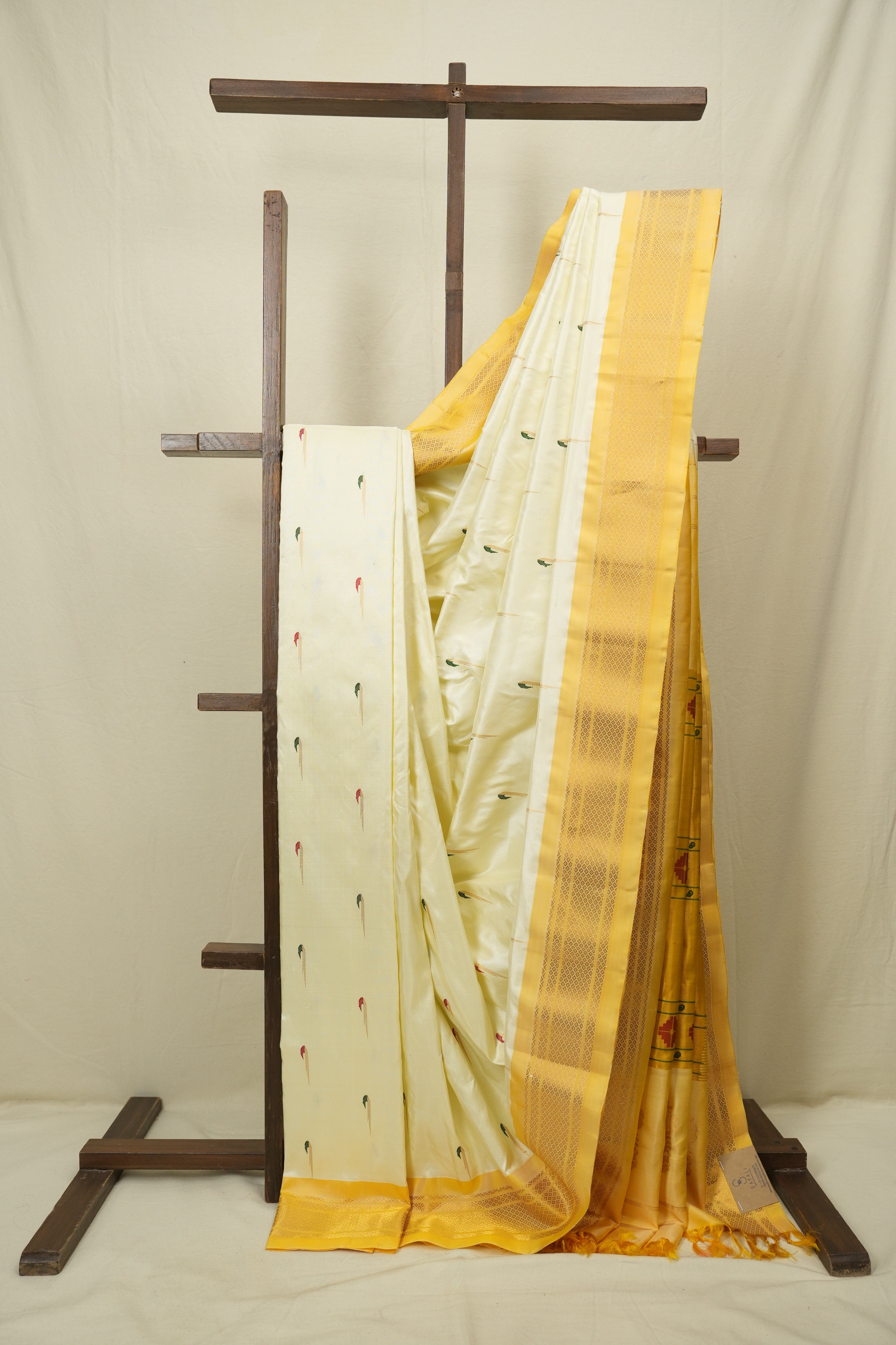 Cream White Gadwal Silk Saree - SRCWGSS657