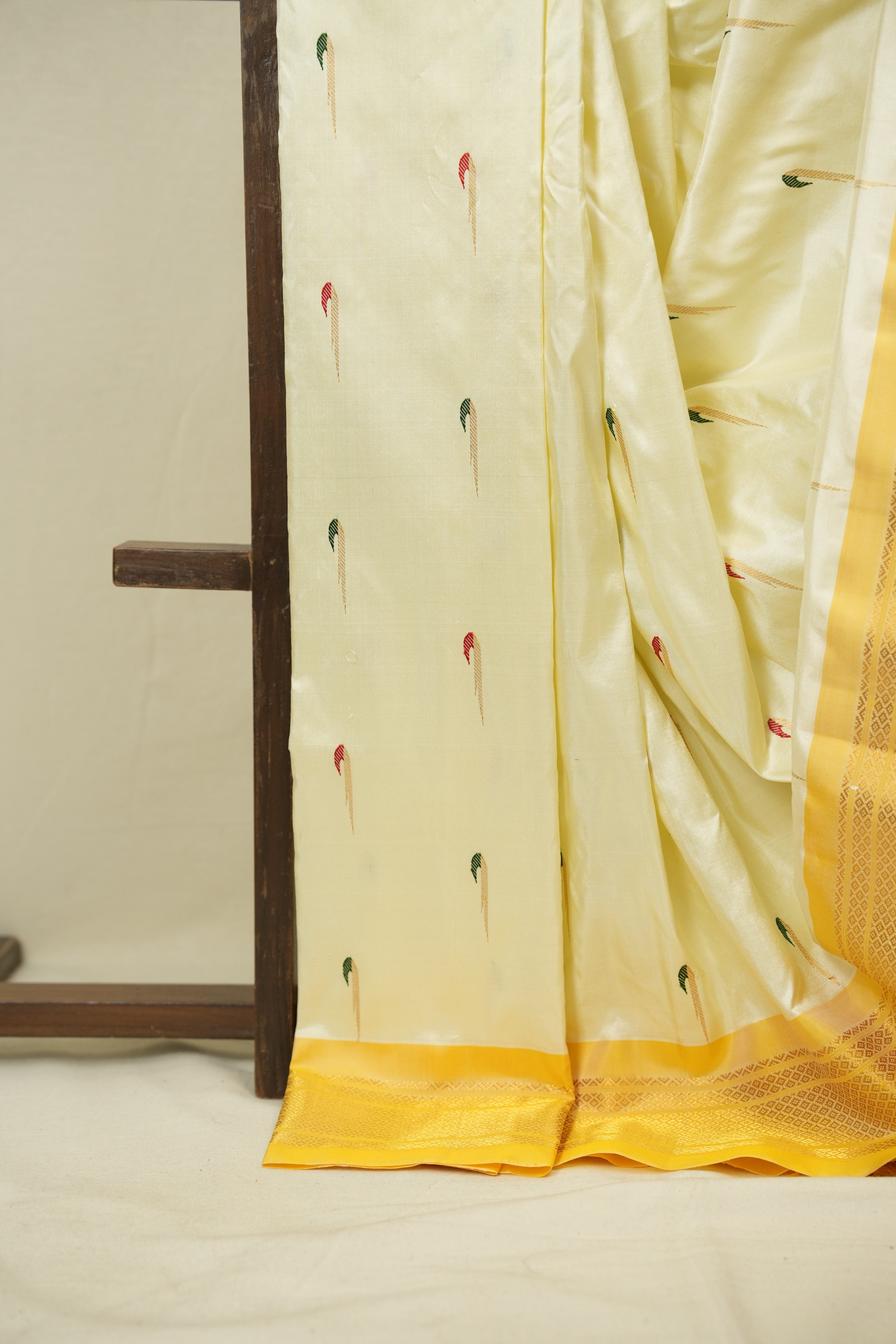 Cream White Gadwal Silk Saree - SRCWGSS657