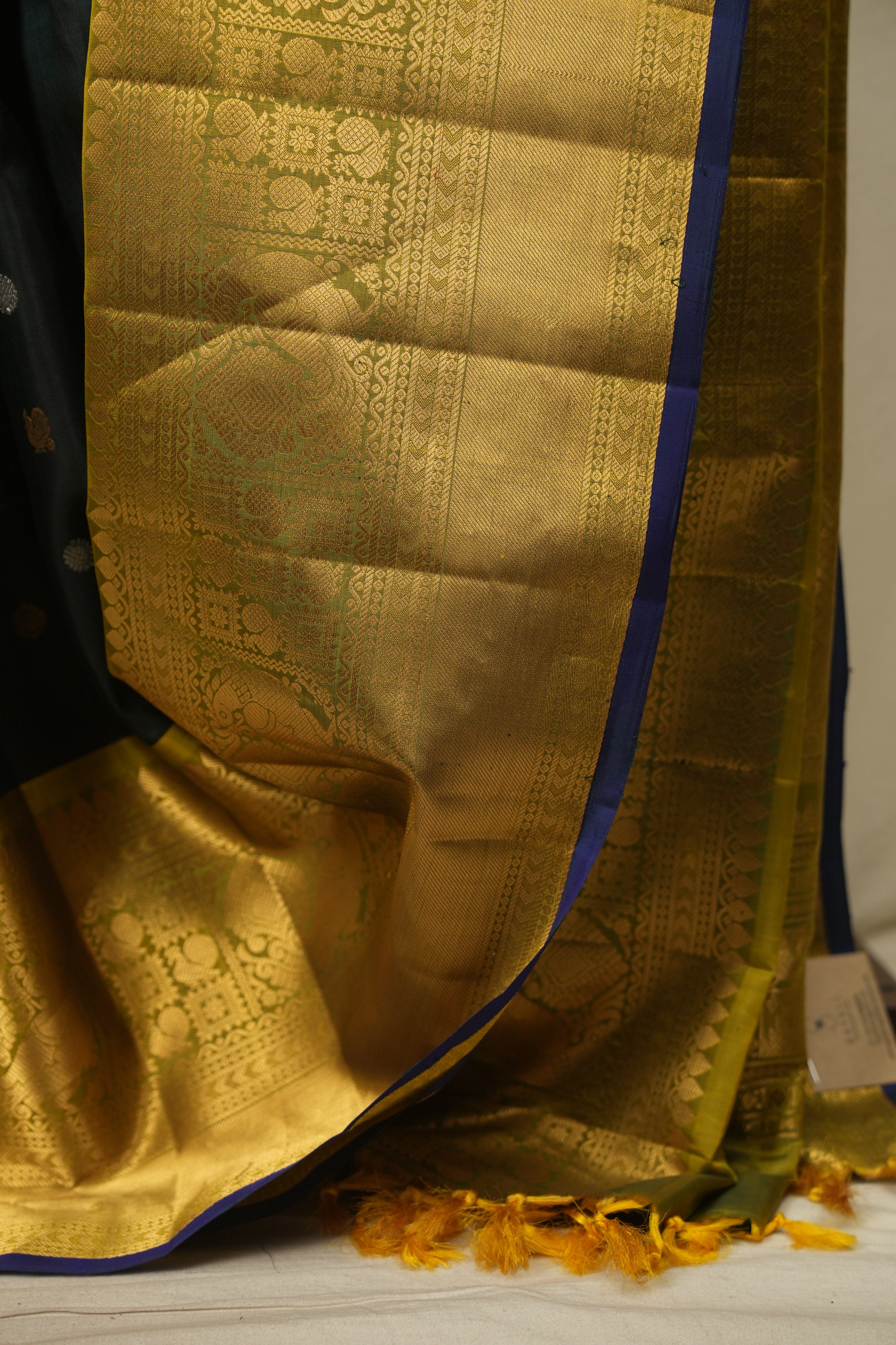 Bottle Green Gadwal Silk Saree - SRBGGSS657