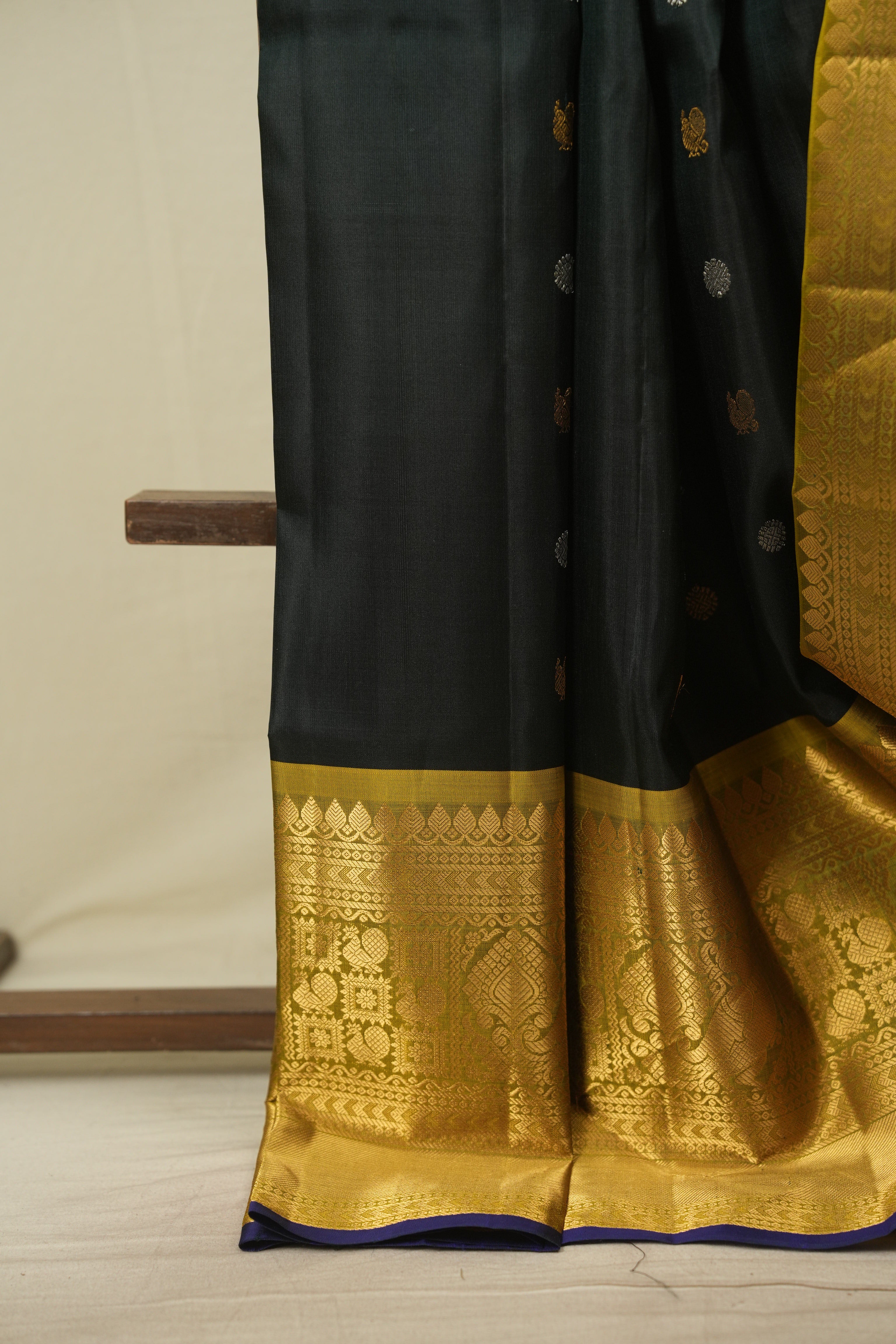 Bottle Green Gadwal Silk Saree - SRBGGSS657