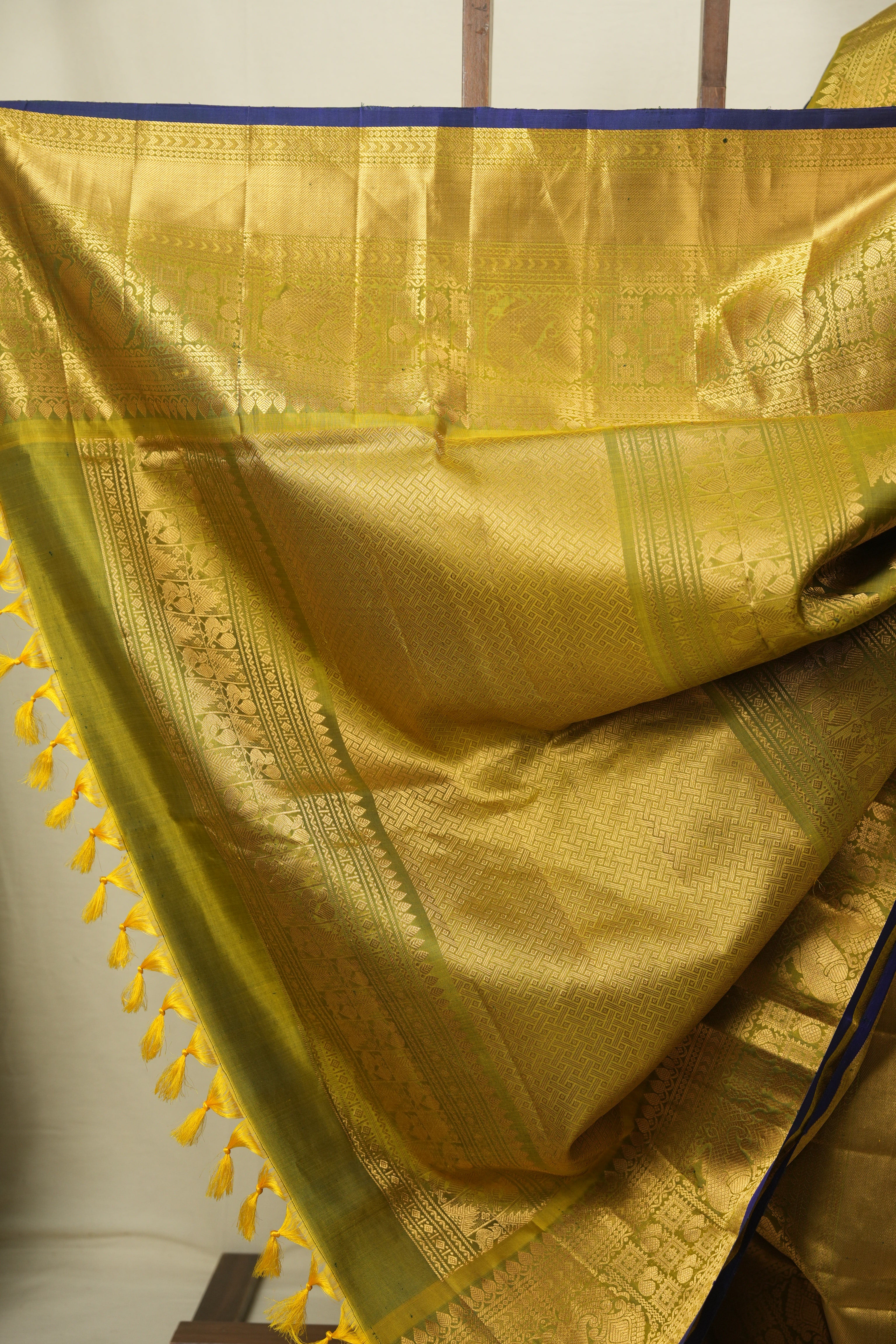 Bottle Green Gadwal Silk Saree - SRBGGSS657