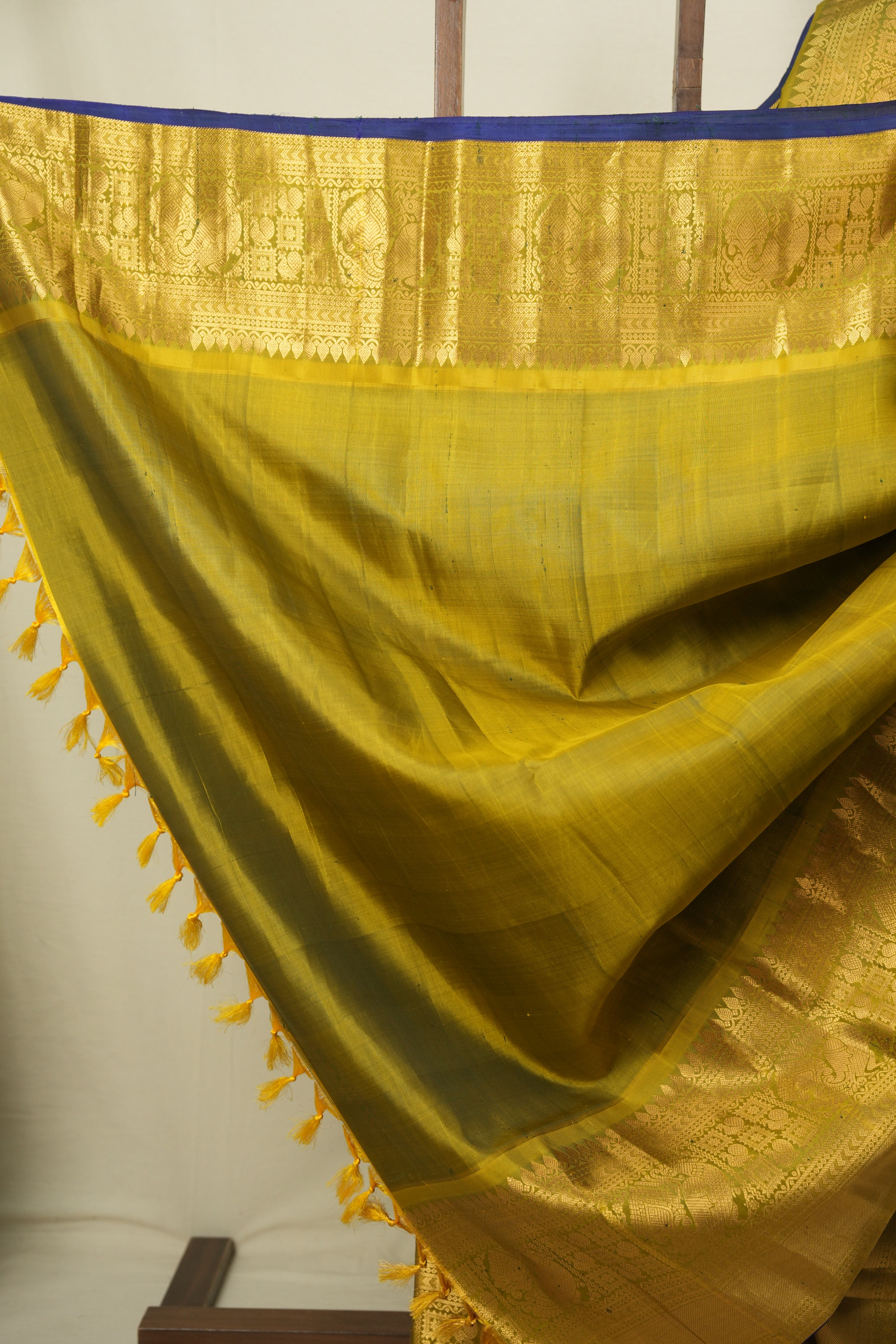 Bottle Green Gadwal Silk Saree - SRBGGSS657