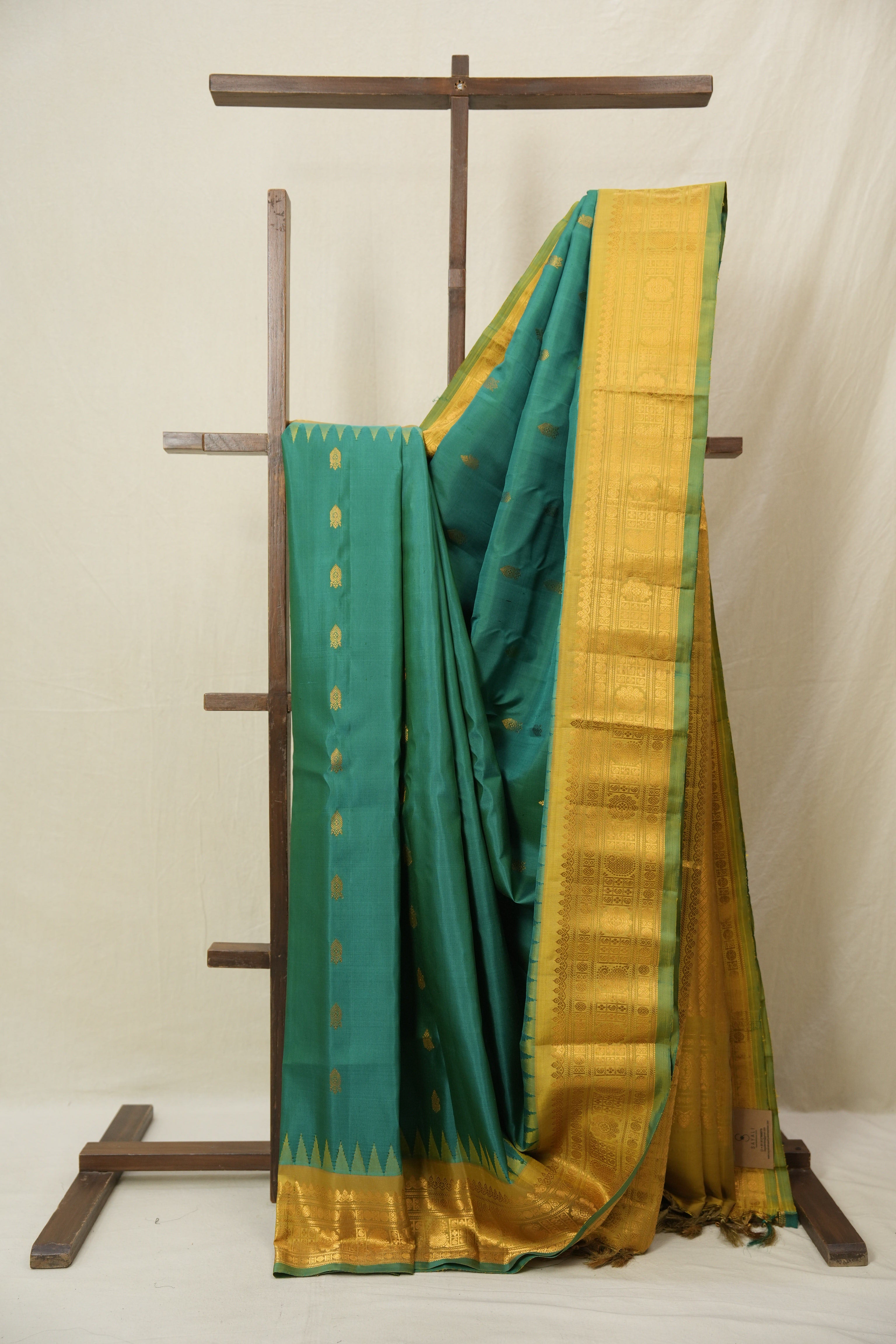 Green Gadwal Silk Saree - SRGGSS621