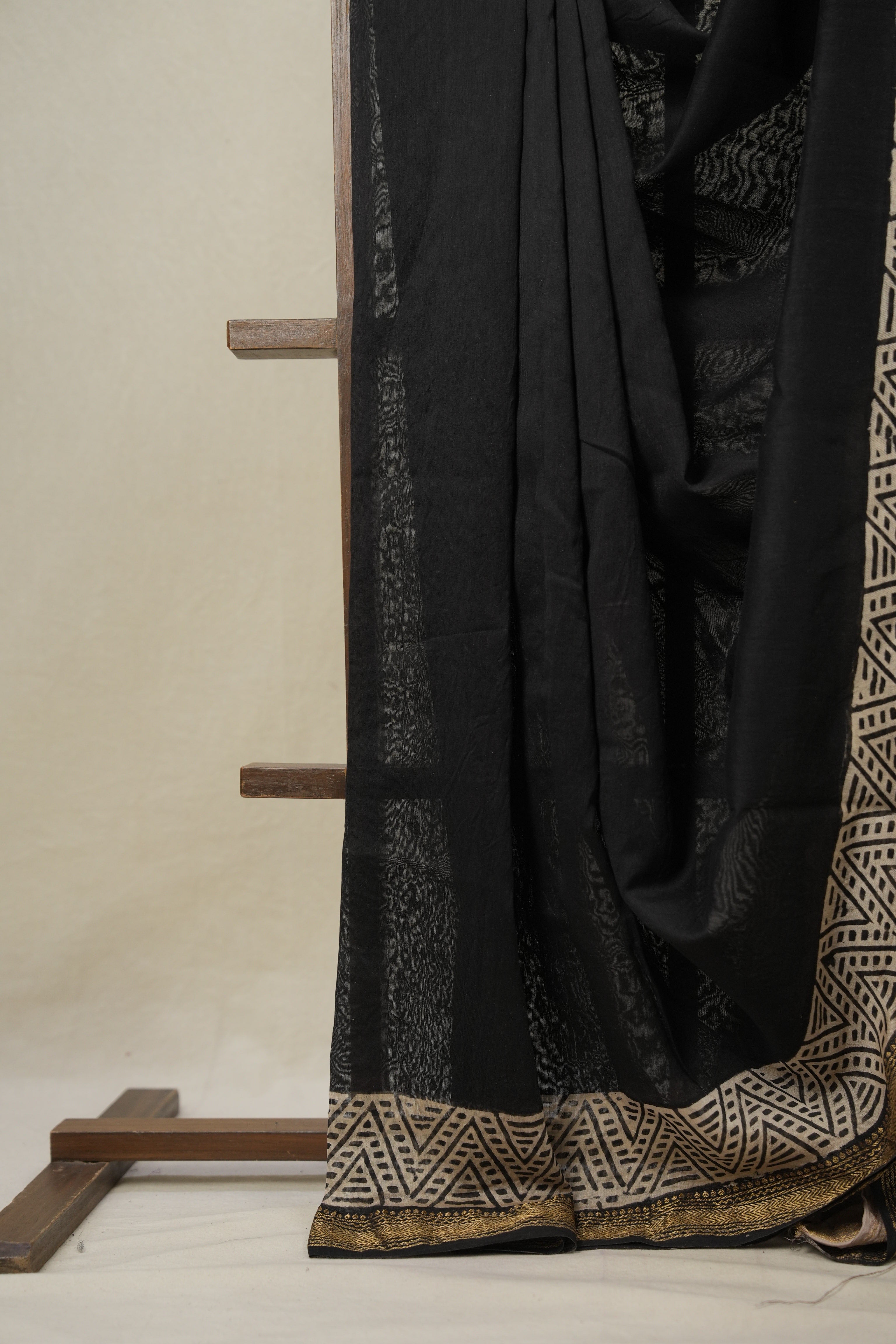 Black HBP Cotton Silk Saree With Maheshwari Border - SRBCSS1458