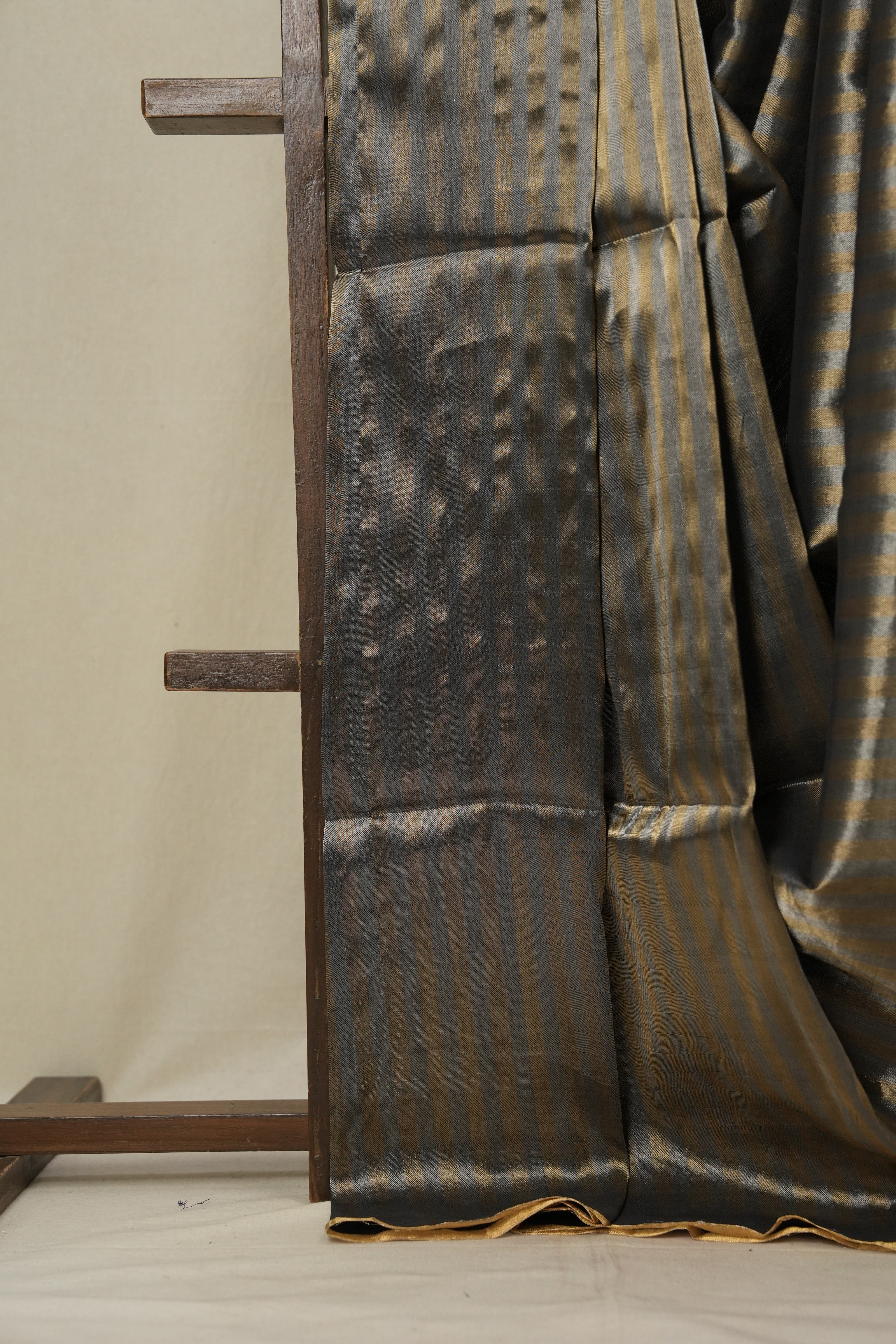 Silver Gold Maheshwari Tissue Saree - SRSGMTS588