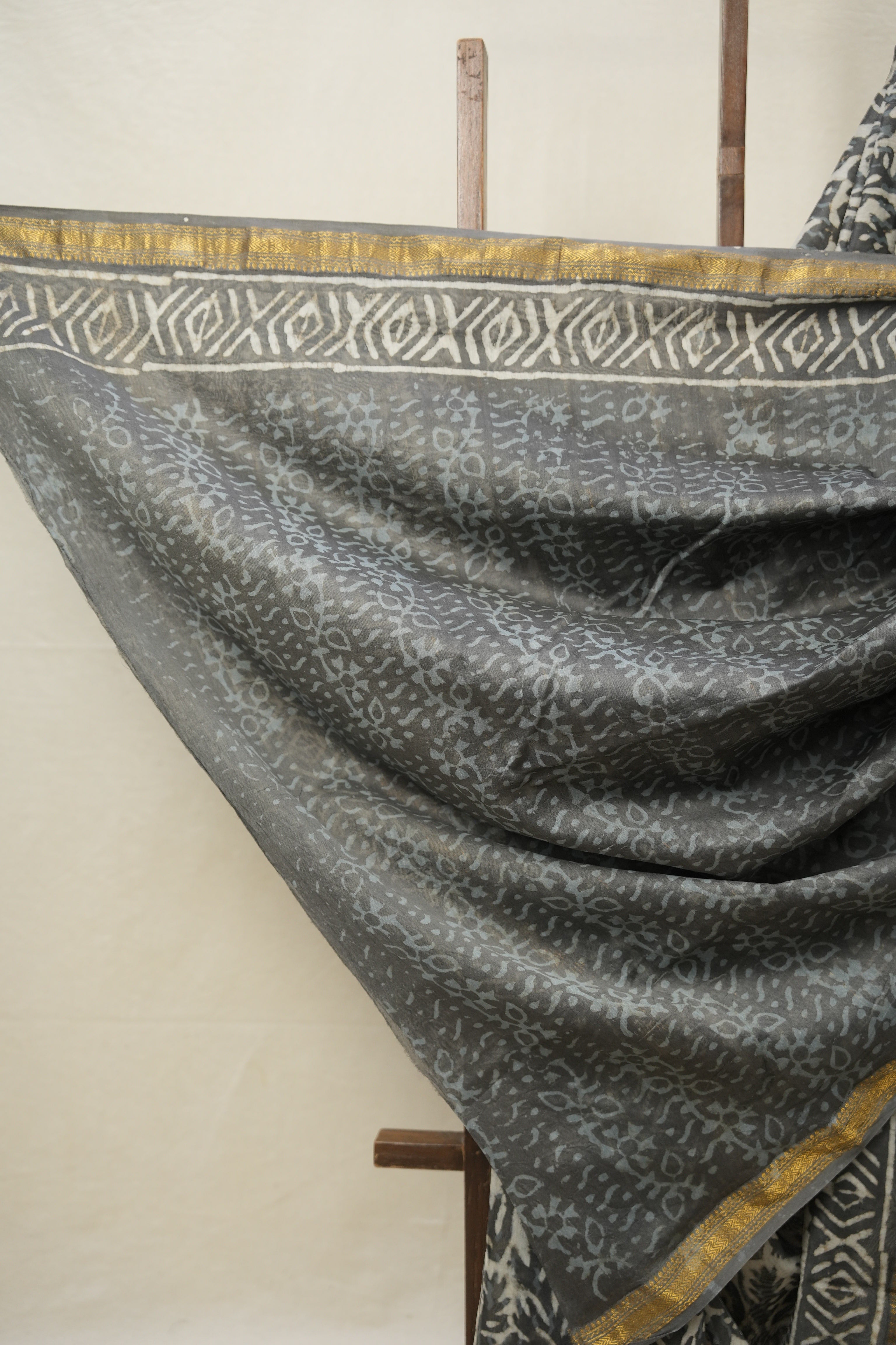 Off White Grey HBP Cotton Silk Saree With Maheshwari Border - SROWGCSS1359