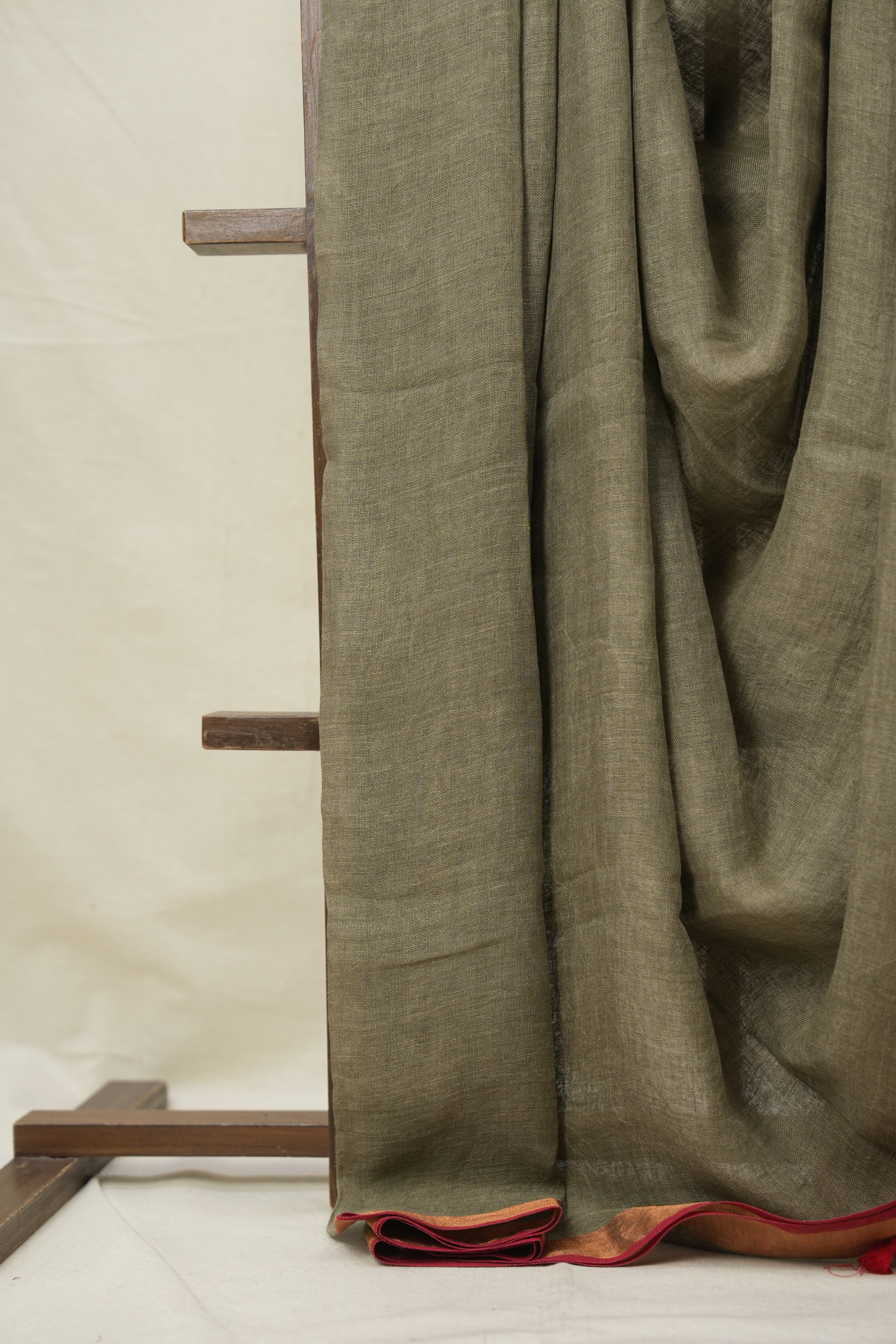 Kashish Plain Linen Saree With Red Tassels - SRKPLS528