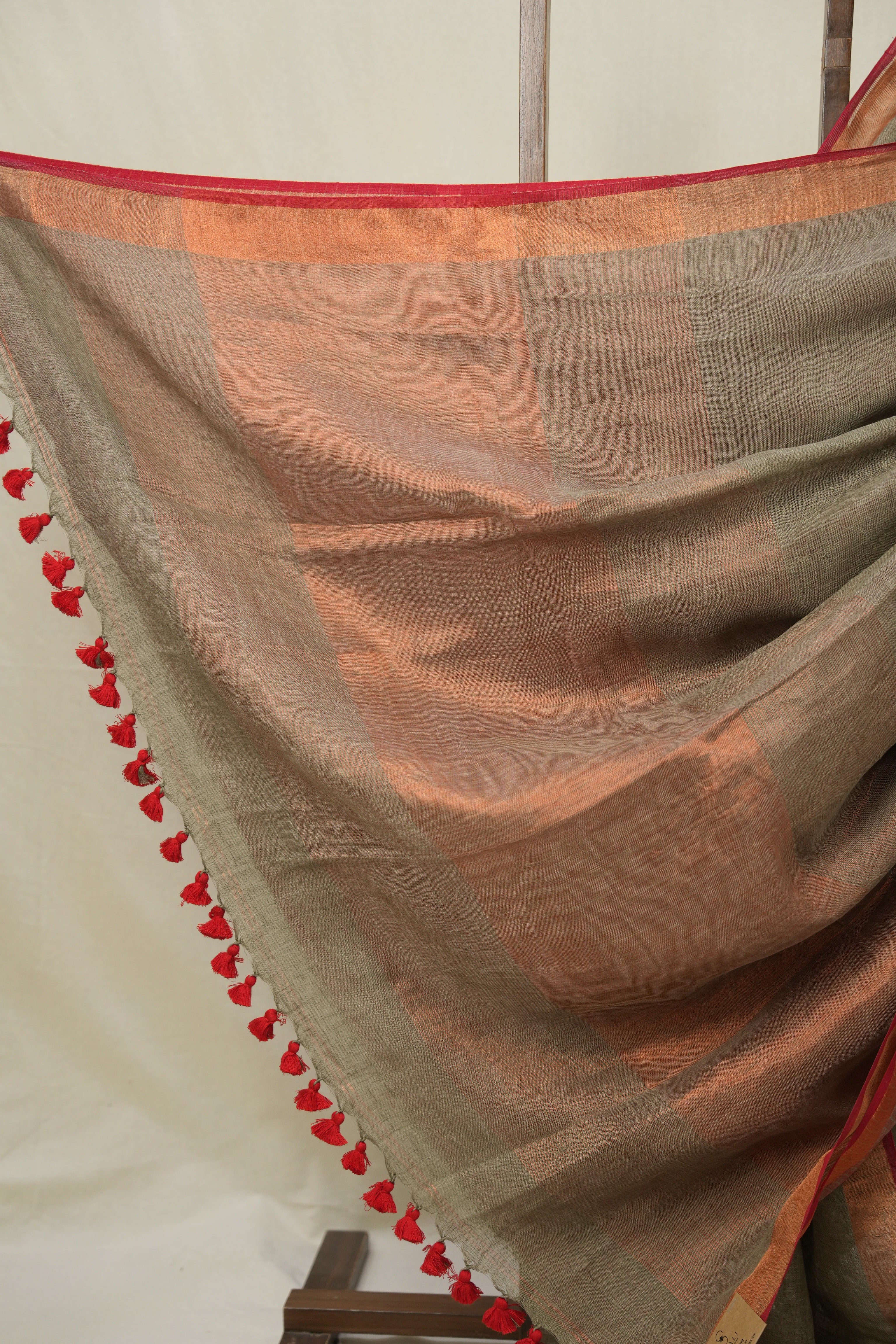 Kashish Plain Linen Saree With Red Tassels - SRKPLS528
