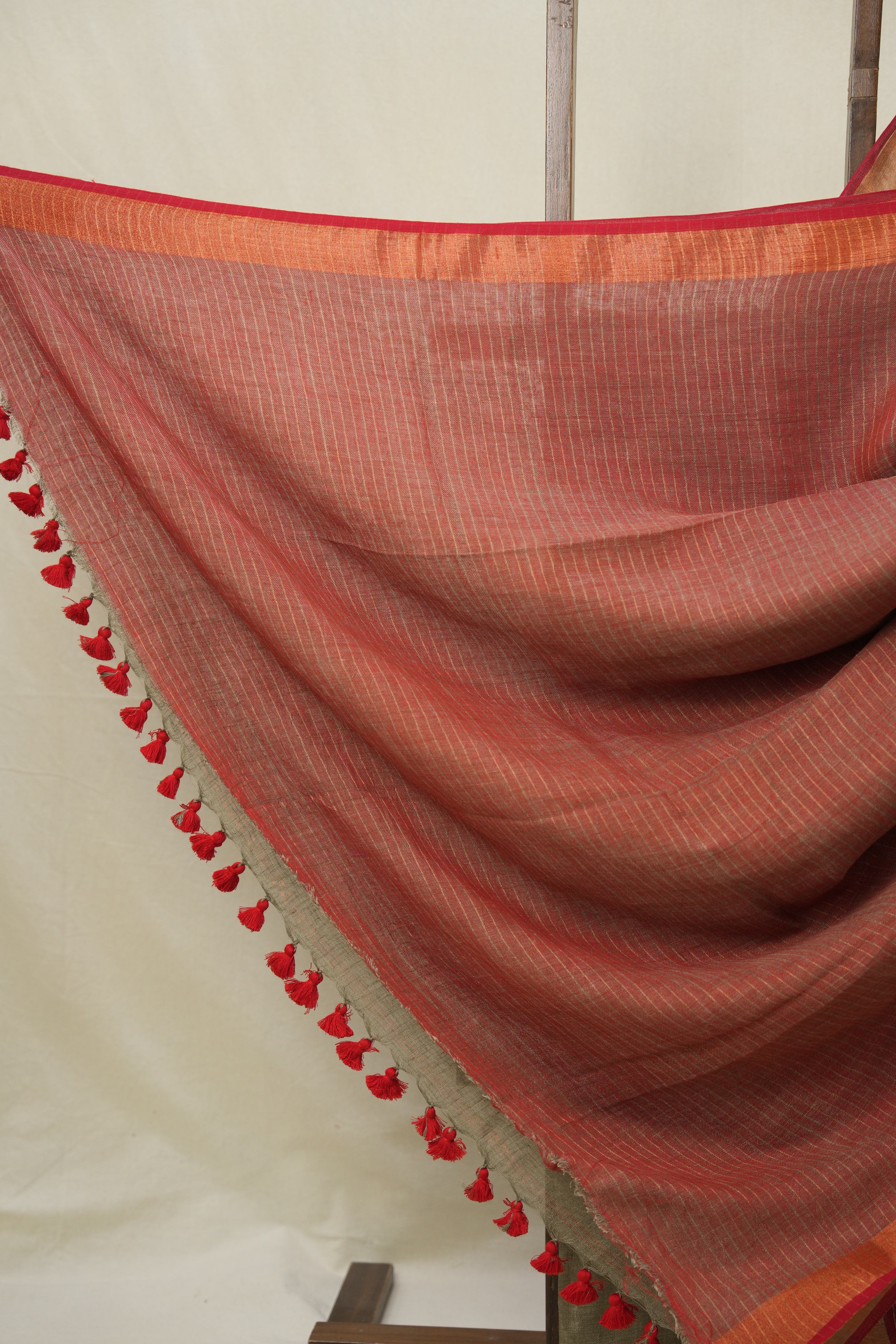 Kashish Plain Linen Saree With Red Tassels - SRKPLS528