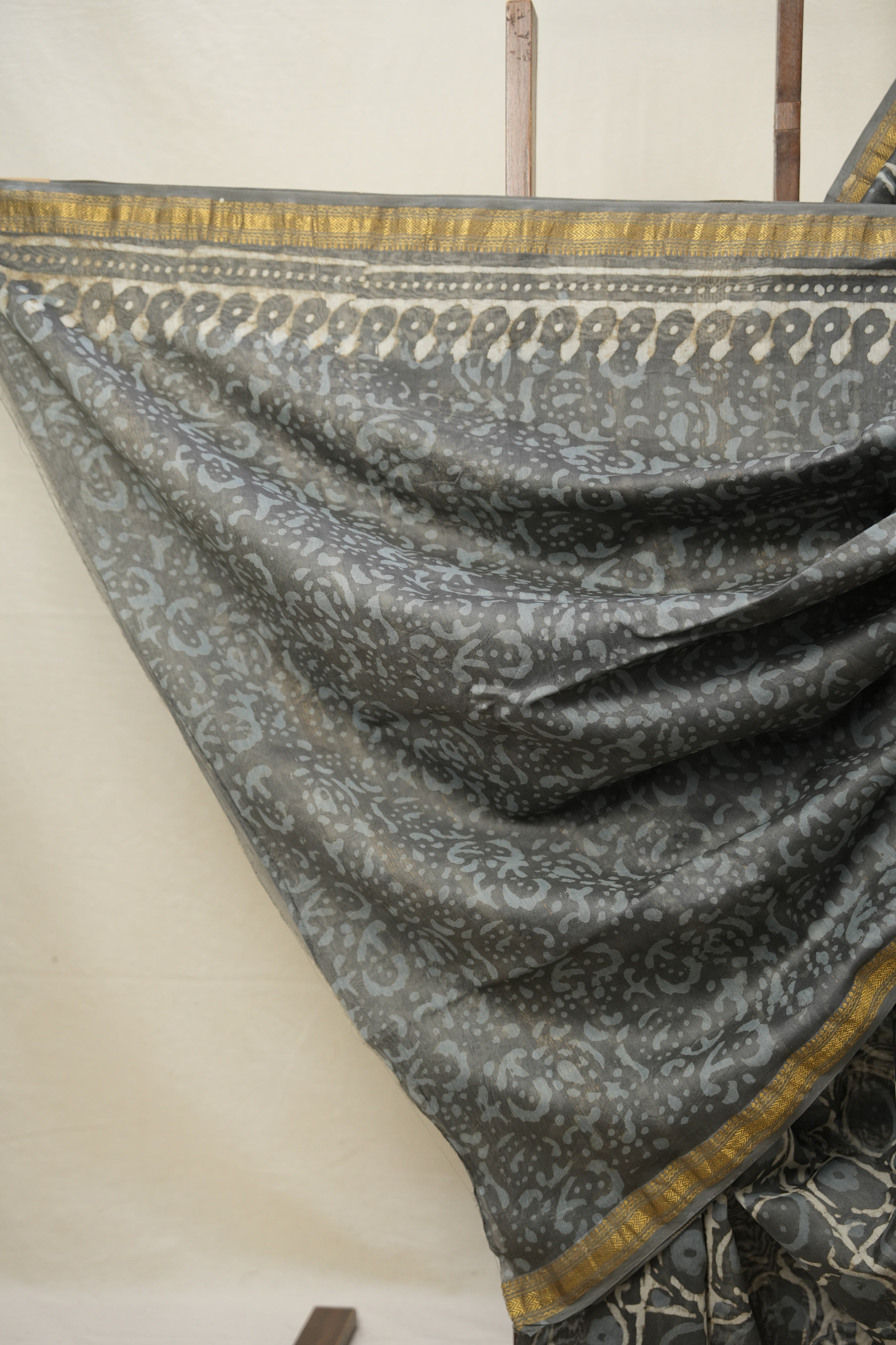 Grey HBP Cotton Silk Saree With Maheshwari Border - SRGCSS1386