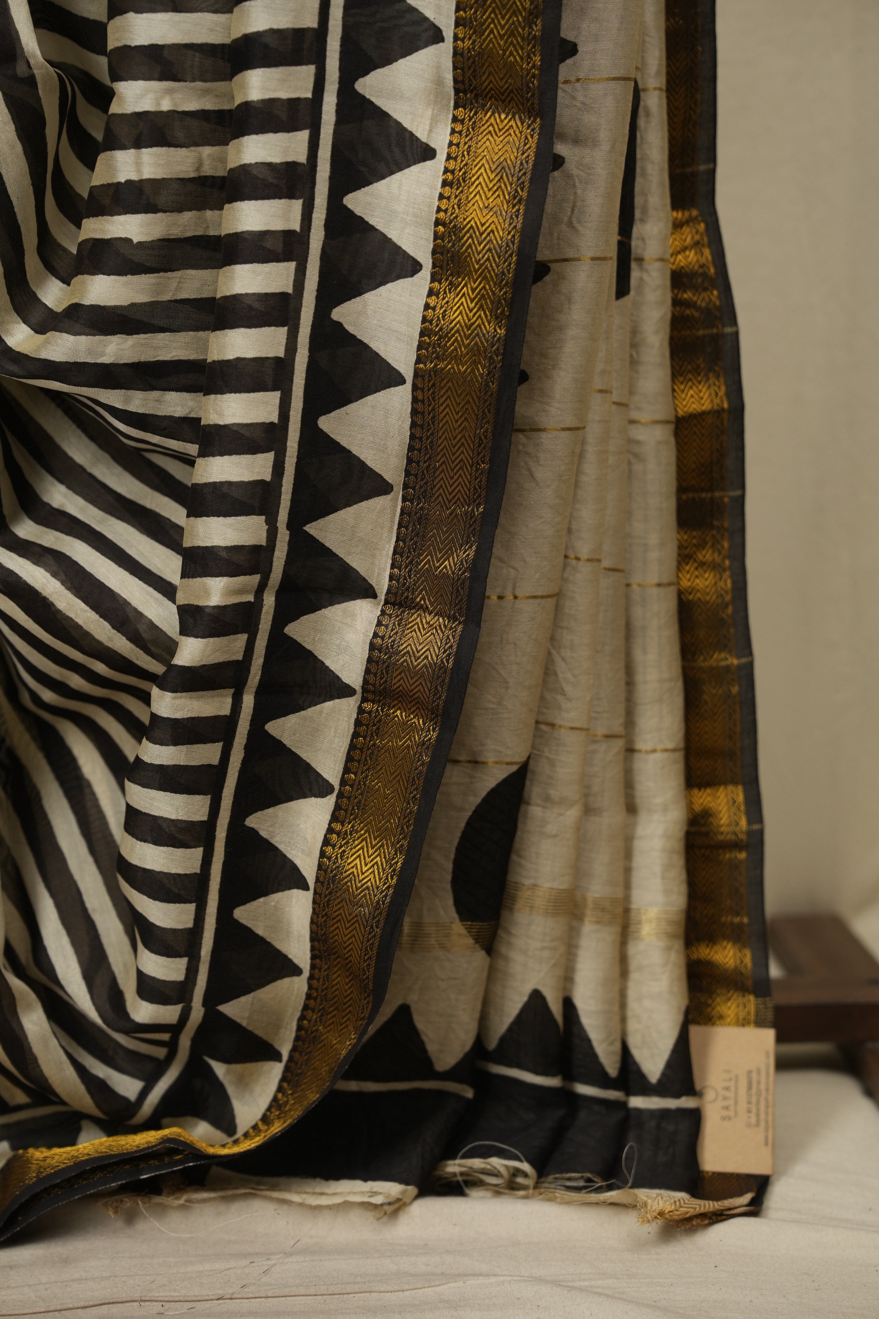 Off-White-Black HBP Cotton Silk Saree With Maheshwari Border - SROWBCSS1832