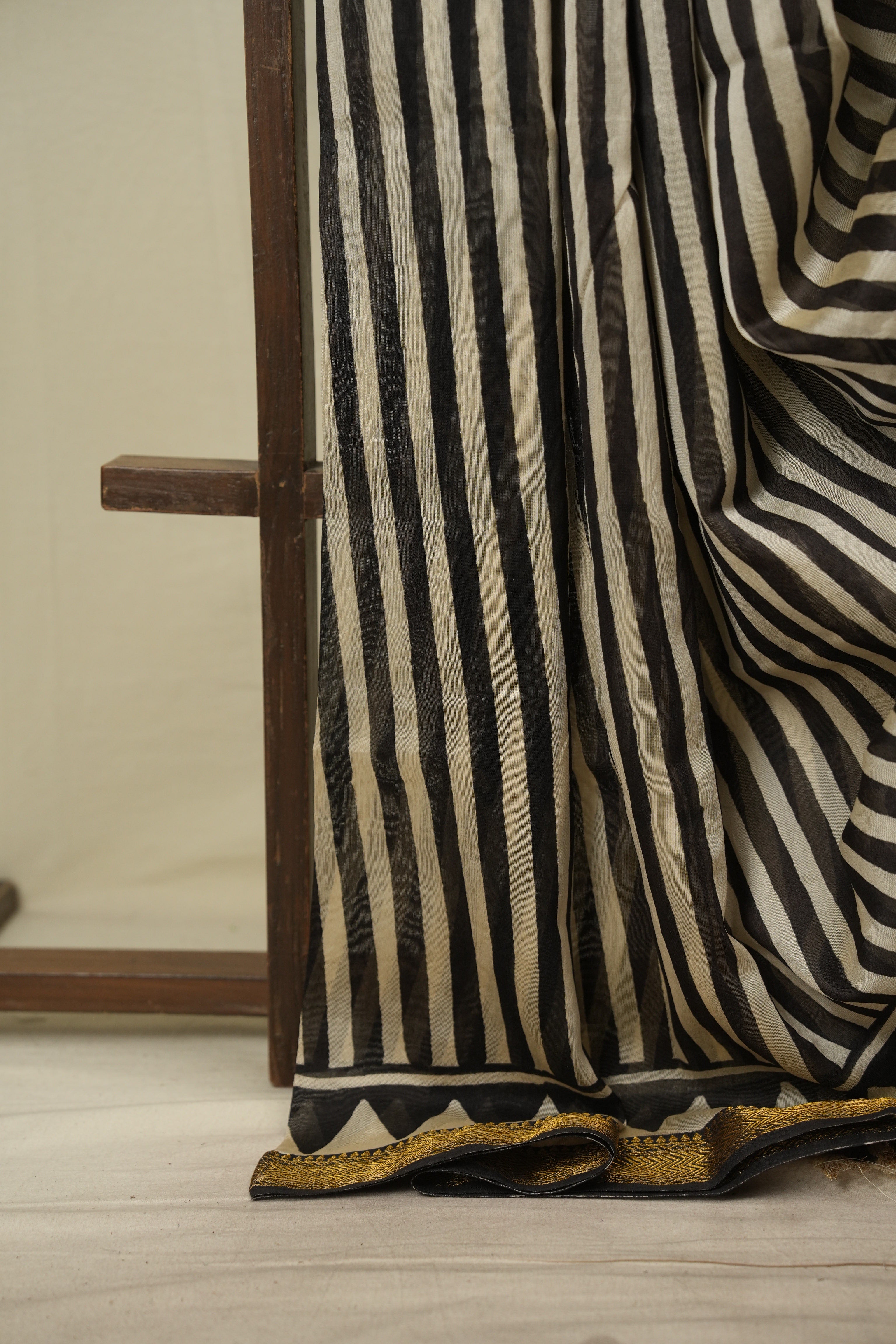 Off-White-Black HBP Cotton Silk Saree With Maheshwari Border - SROWBCSS1832