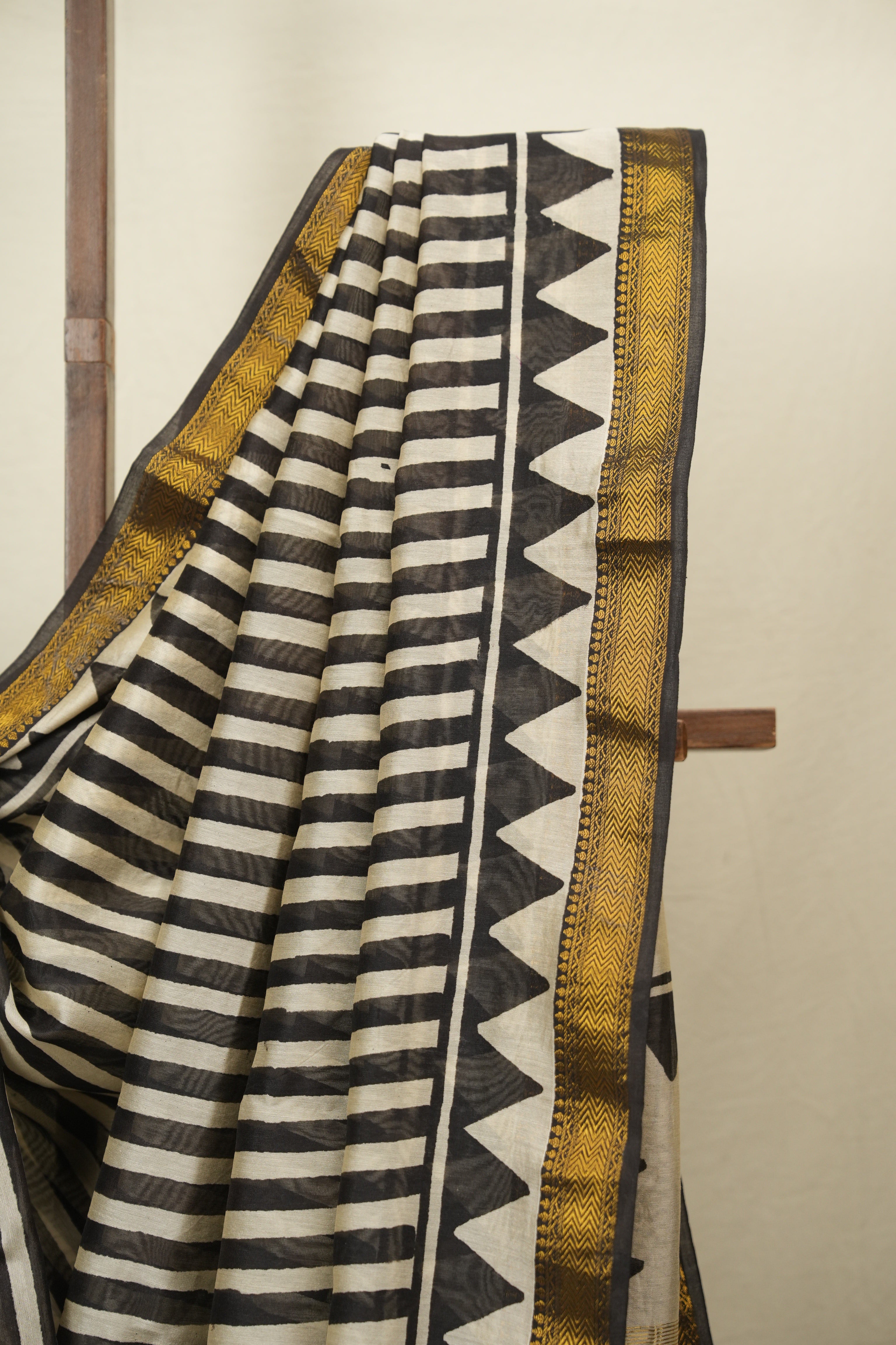Off-White-Black HBP Cotton Silk Saree With Maheshwari Border - SROWBCSS1832