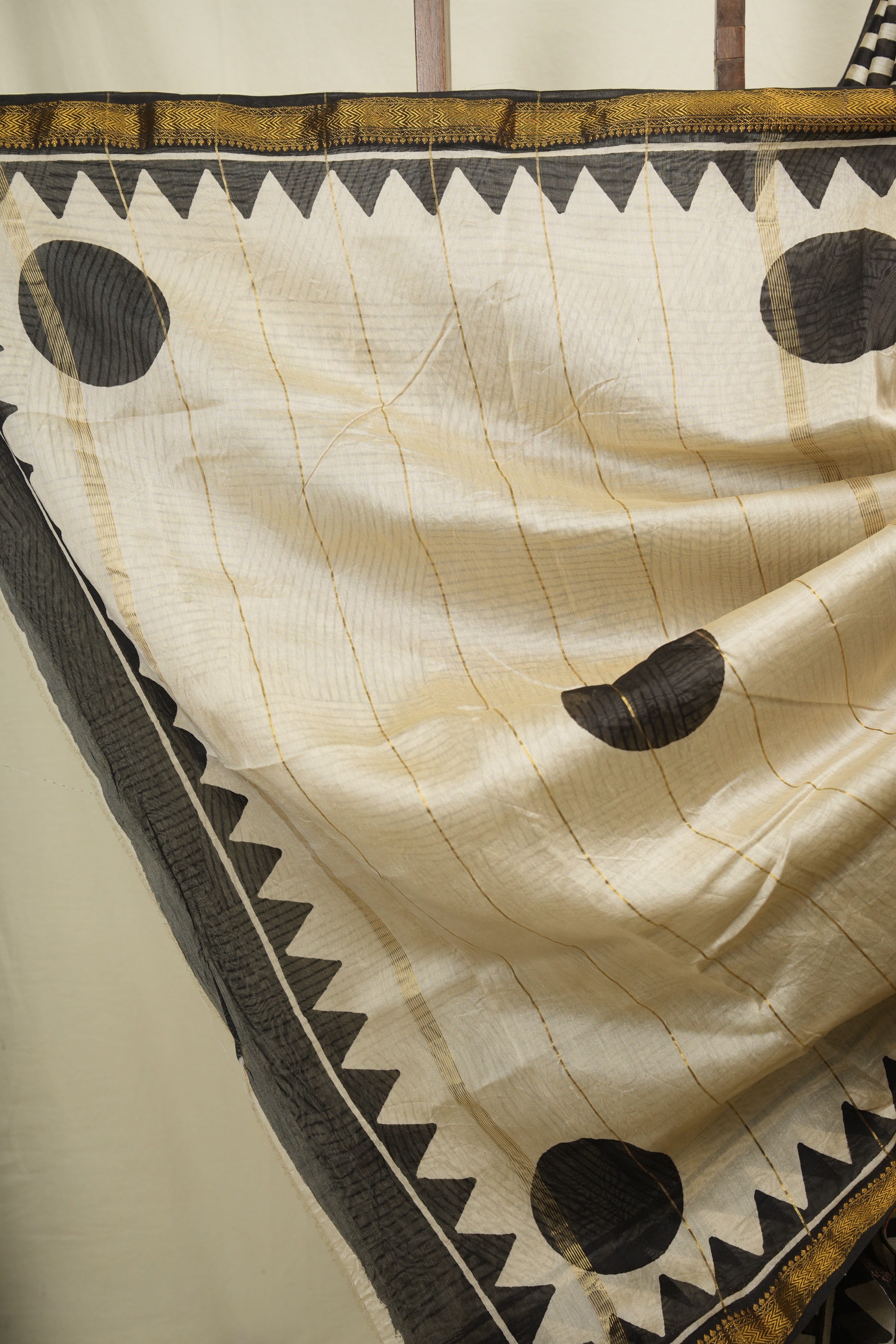 Off-White-Black HBP Cotton Silk Saree With Maheshwari Border - SROWBCSS1832