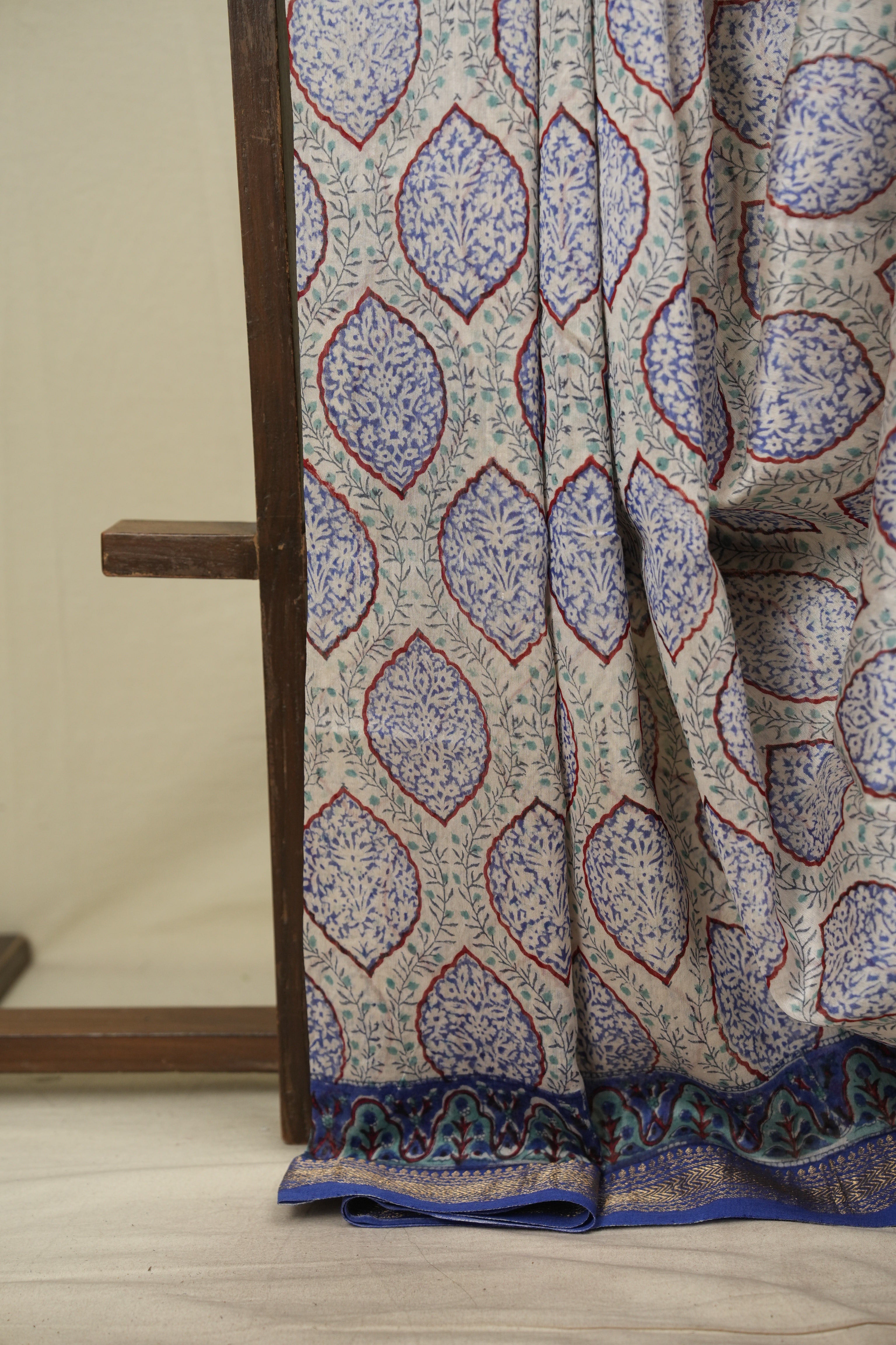 White HBP Cotton Silk Saree With Maheshwari Border - SRWCSS1825