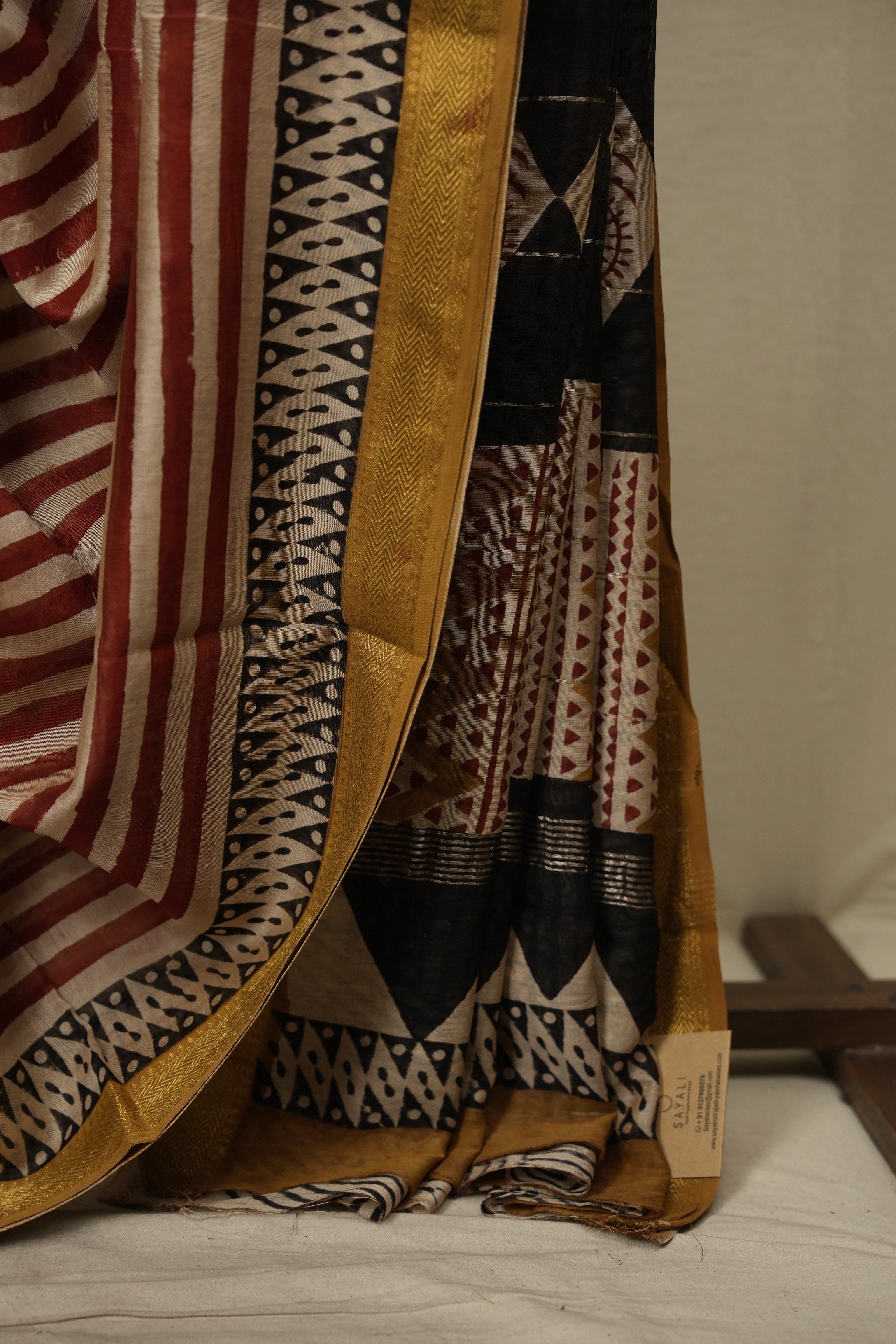 Off-White -Red HBP Cotton Silk Saree With Maheshwari Border - SROWRCSS1827