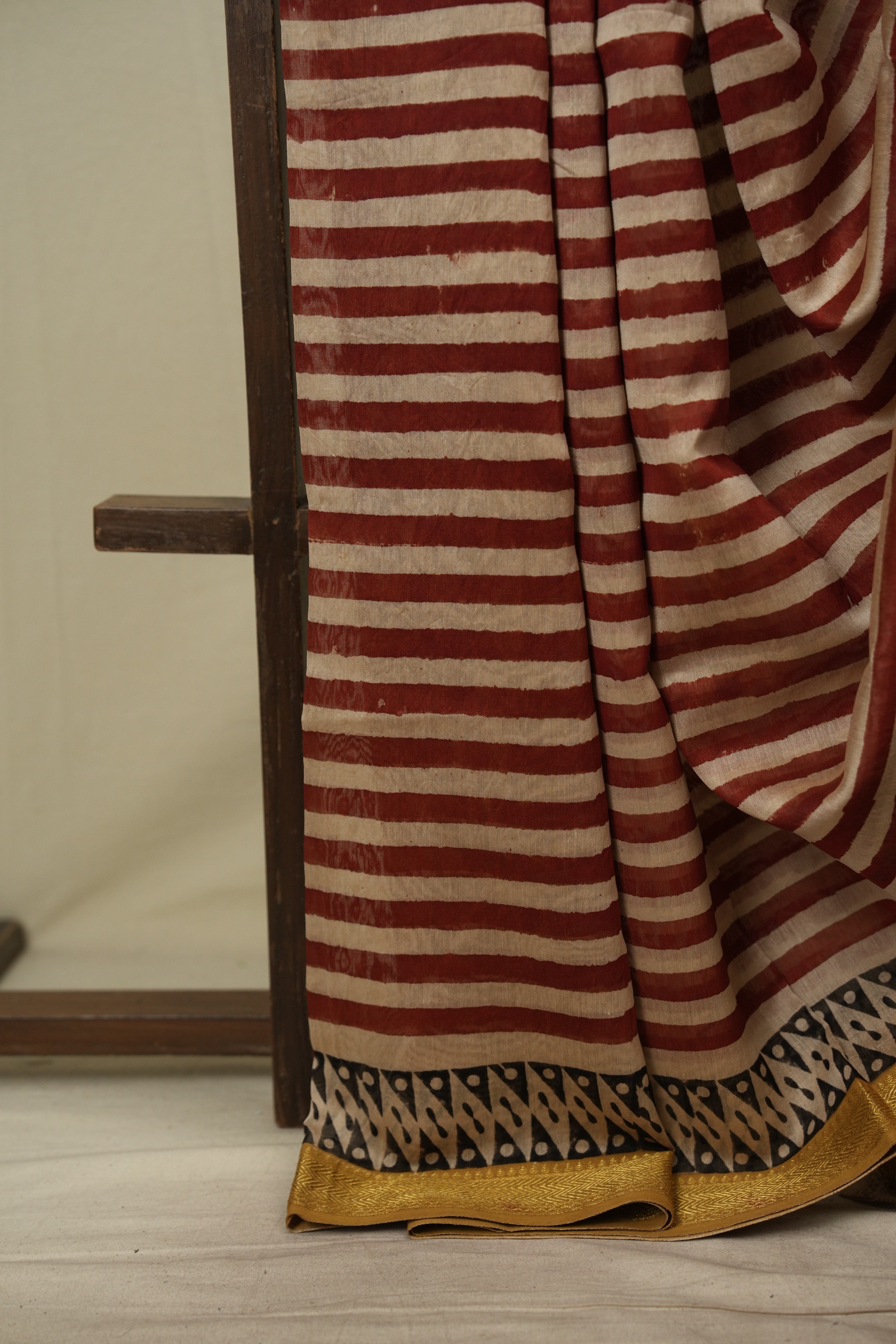 Off-White -Red HBP Cotton Silk Saree With Maheshwari Border - SROWRCSS1827