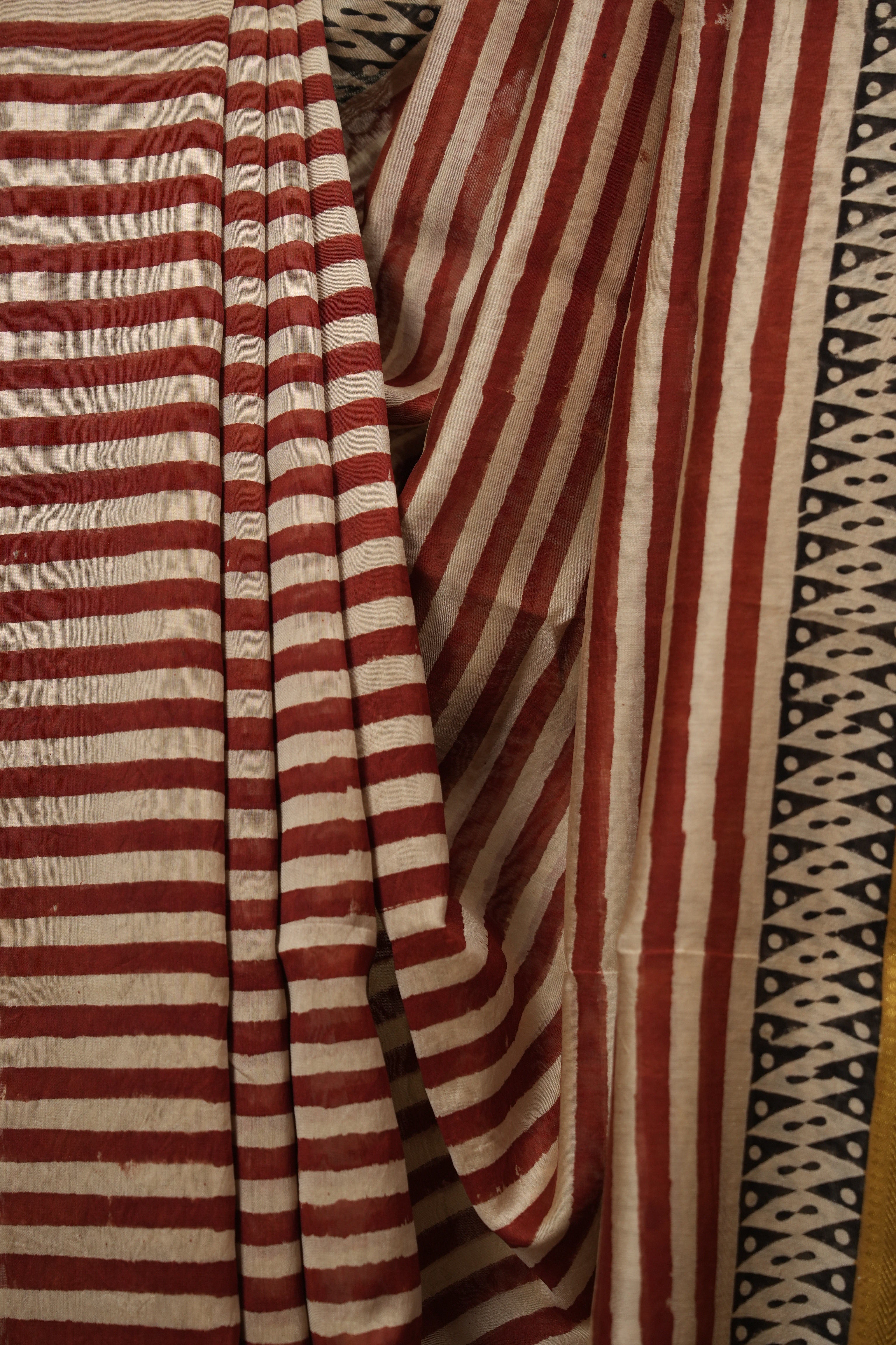Off-White -Red HBP Cotton Silk Saree With Maheshwari Border - SROWRCSS1827