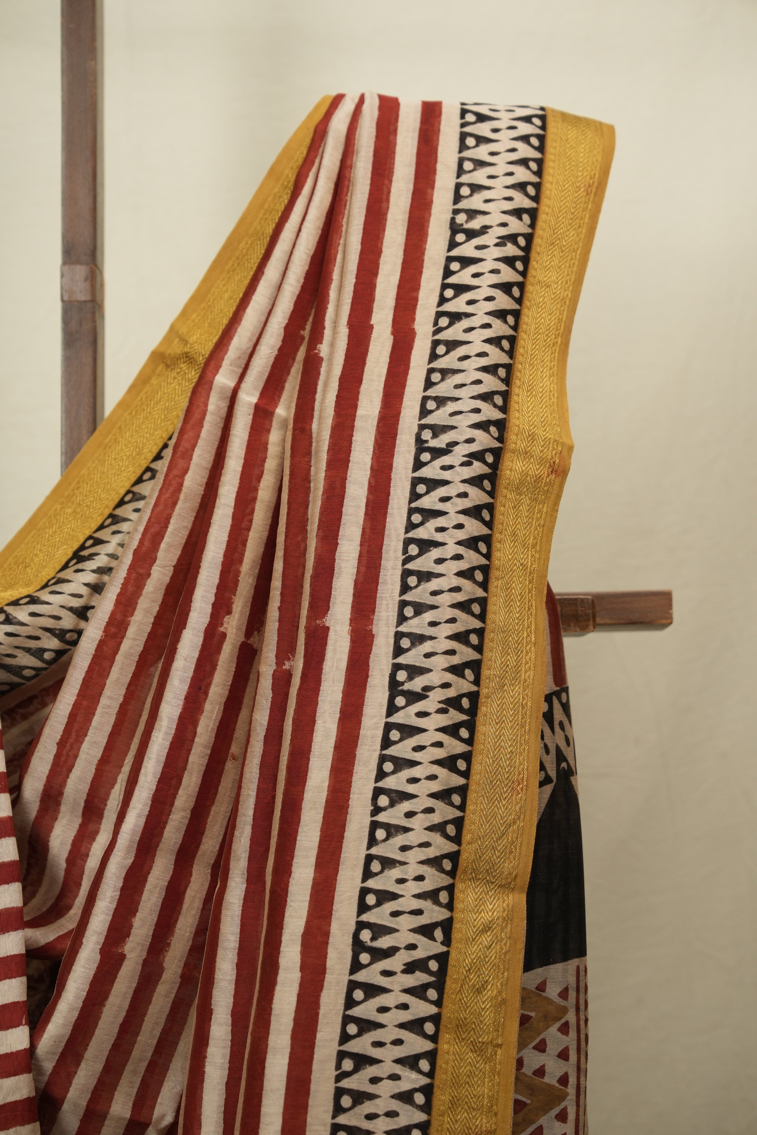 Off-White -Red HBP Cotton Silk Saree With Maheshwari Border - SROWRCSS1827