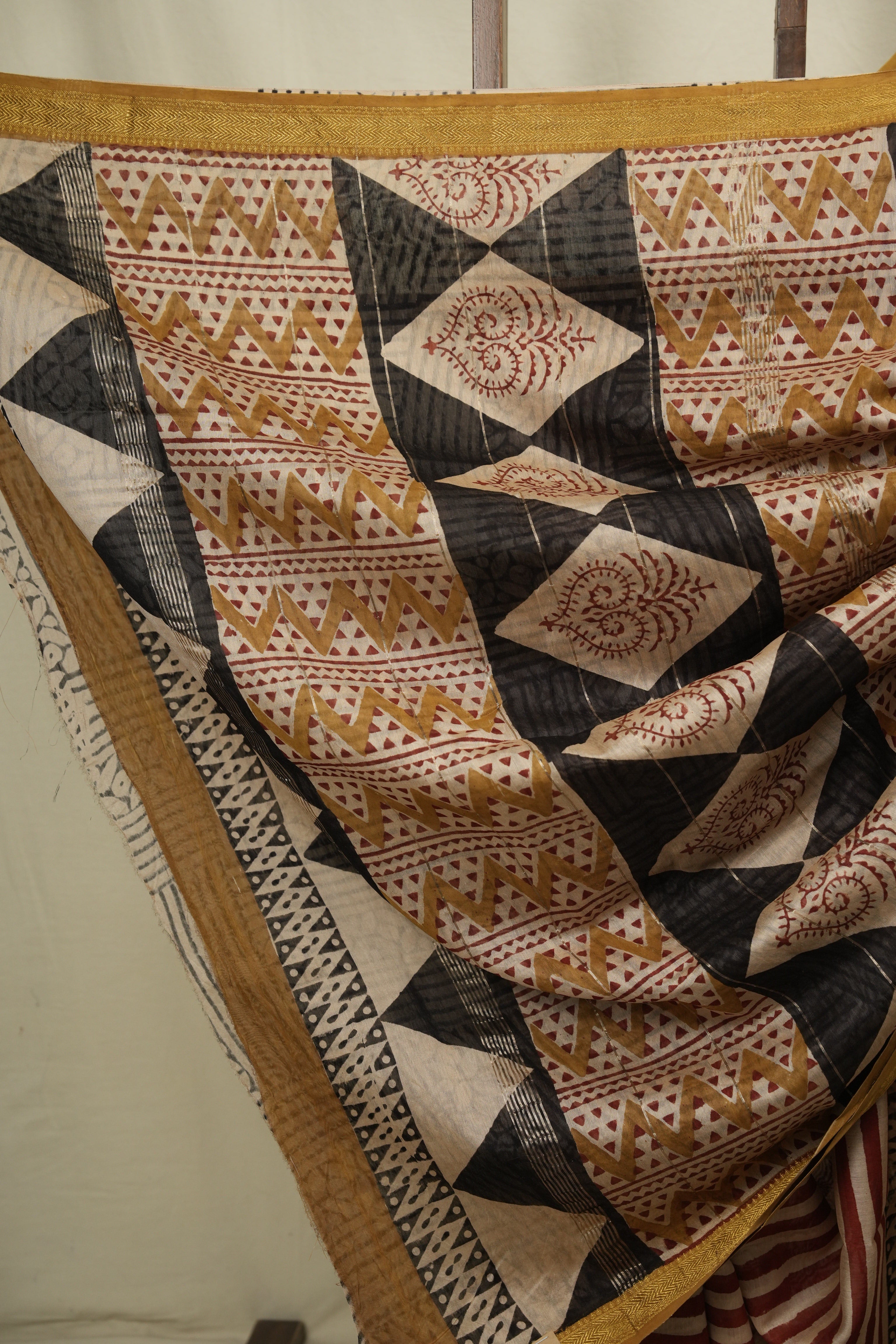 Off-White -Red HBP Cotton Silk Saree With Maheshwari Border - SROWRCSS1827