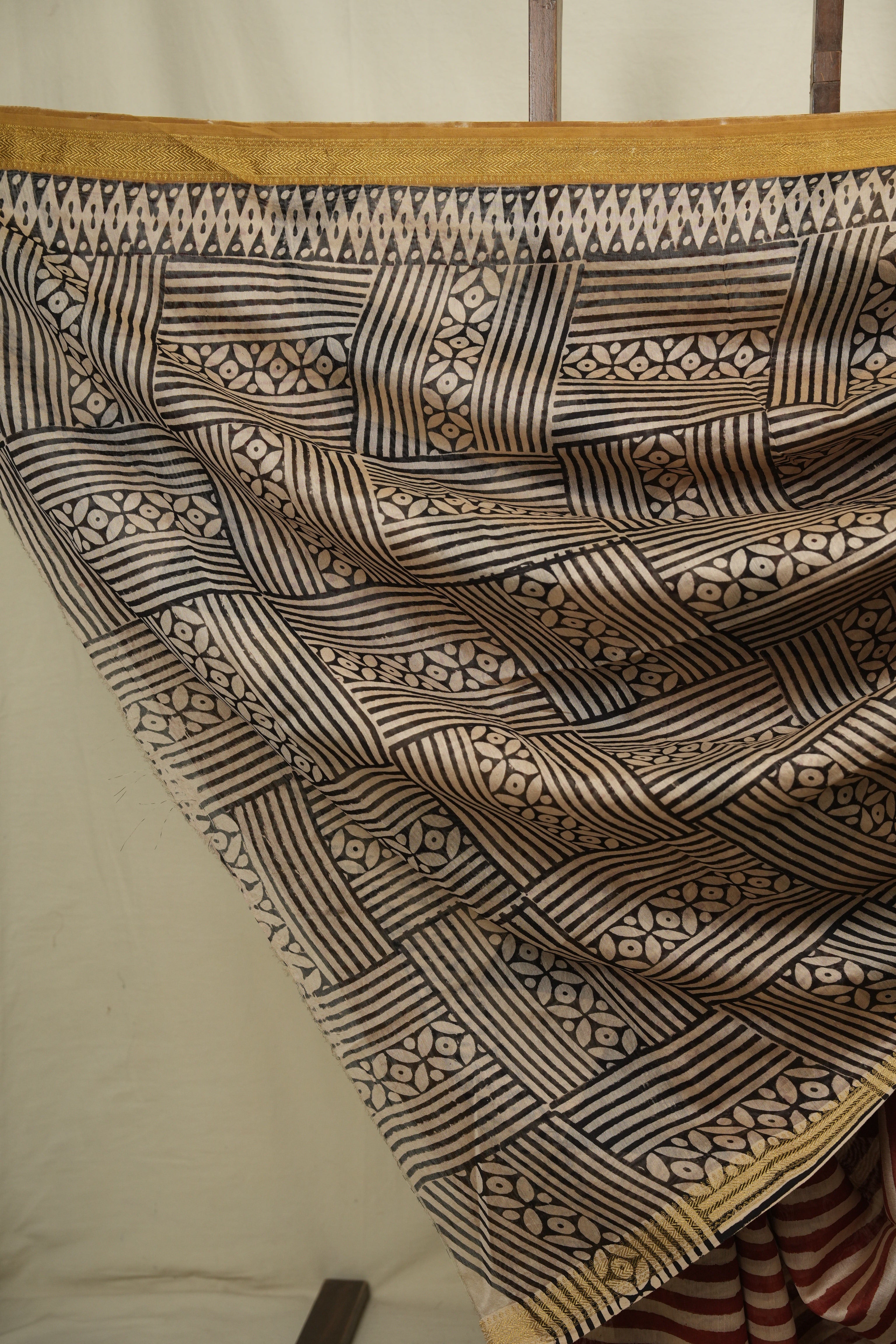 Off-White -Red HBP Cotton Silk Saree With Maheshwari Border - SROWRCSS1827