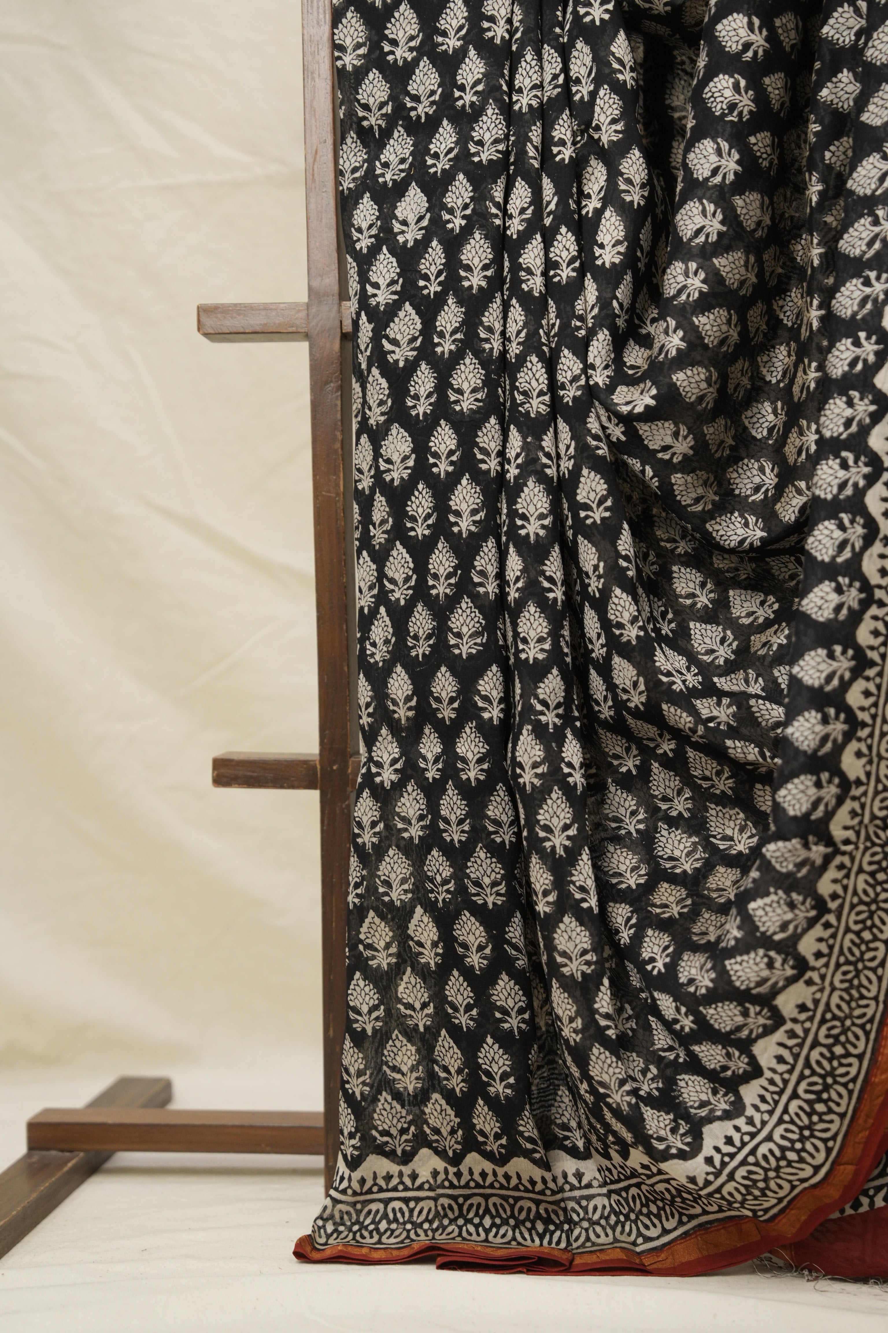 Black-White HBP Cotton Silk Saree With Chanderi Border - SRBWCSS1404