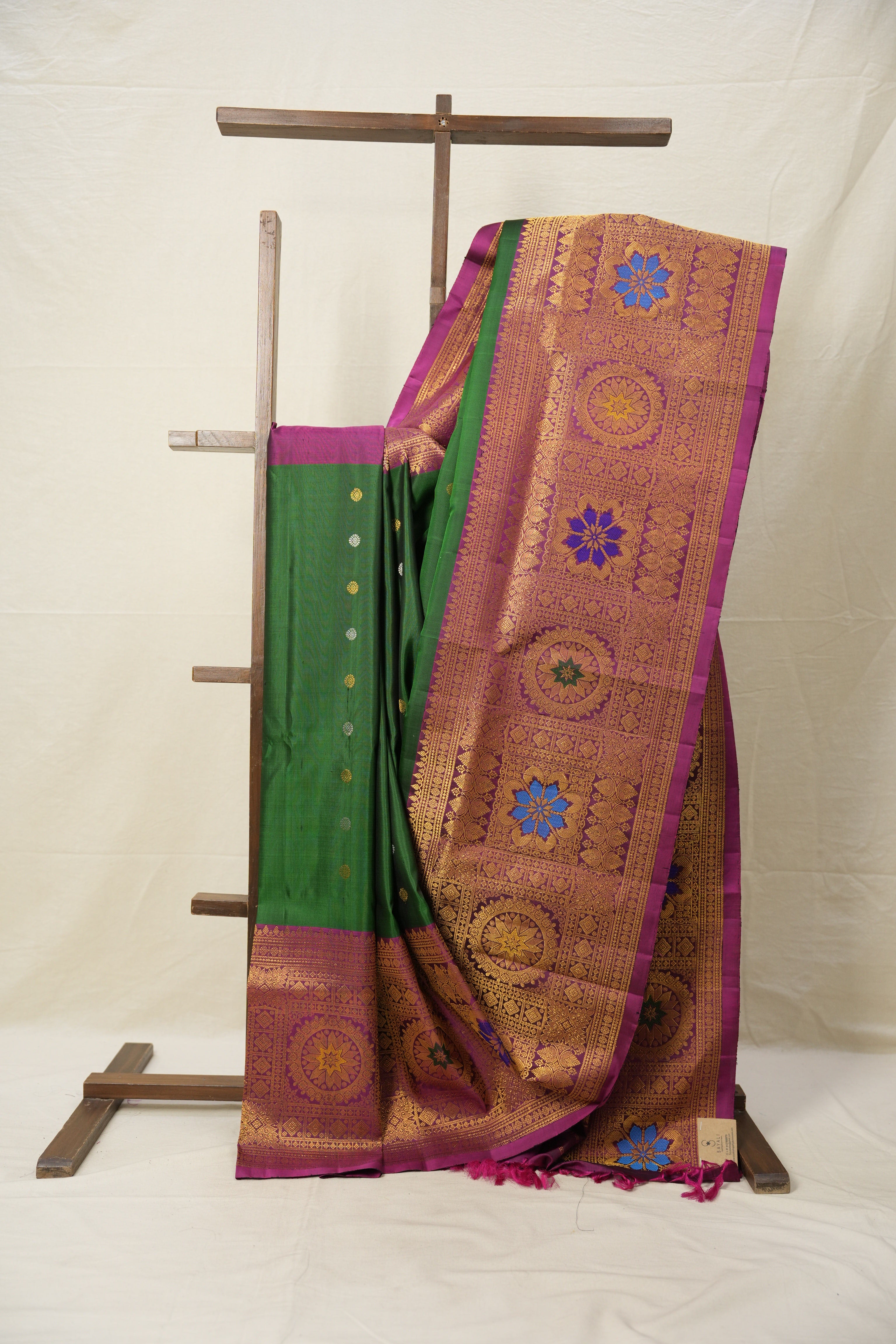 Green Gadwal Silk Saree - SRGGSS575